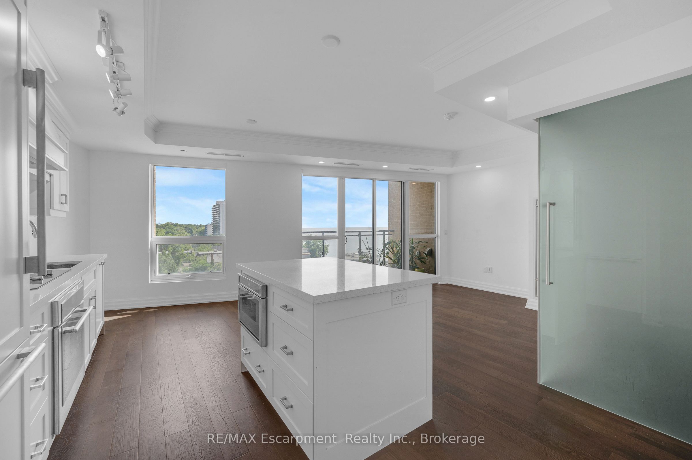 2060 Lakeshore Road 605 Property Photo 6