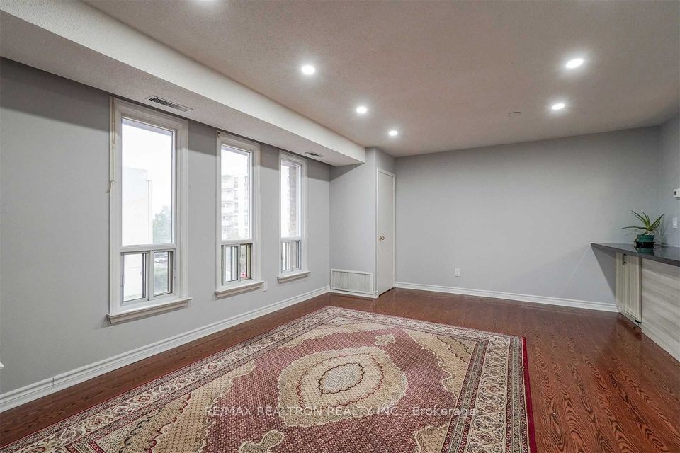 28 Rexdale Boulevard 16 Property Photo 3