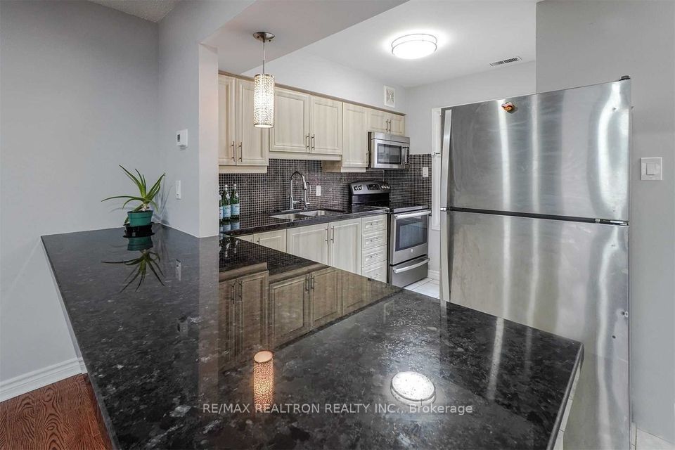 28 Rexdale Boulevard 16 Property Photo 4