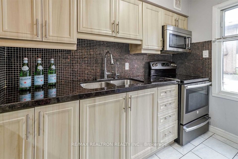 28 Rexdale Boulevard 16 Property Photo 5