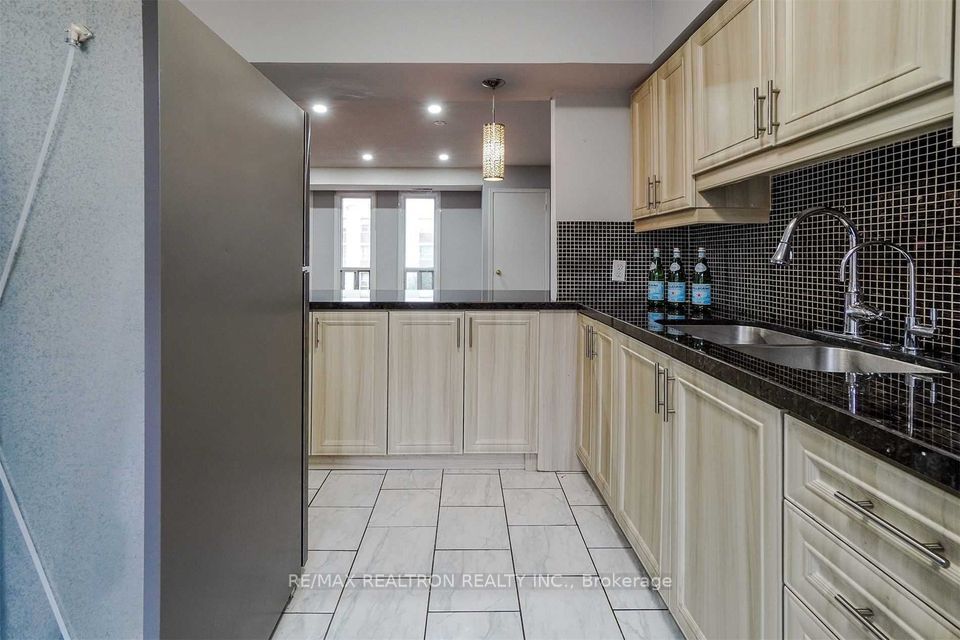 28 Rexdale Boulevard 16 Property Photo 6