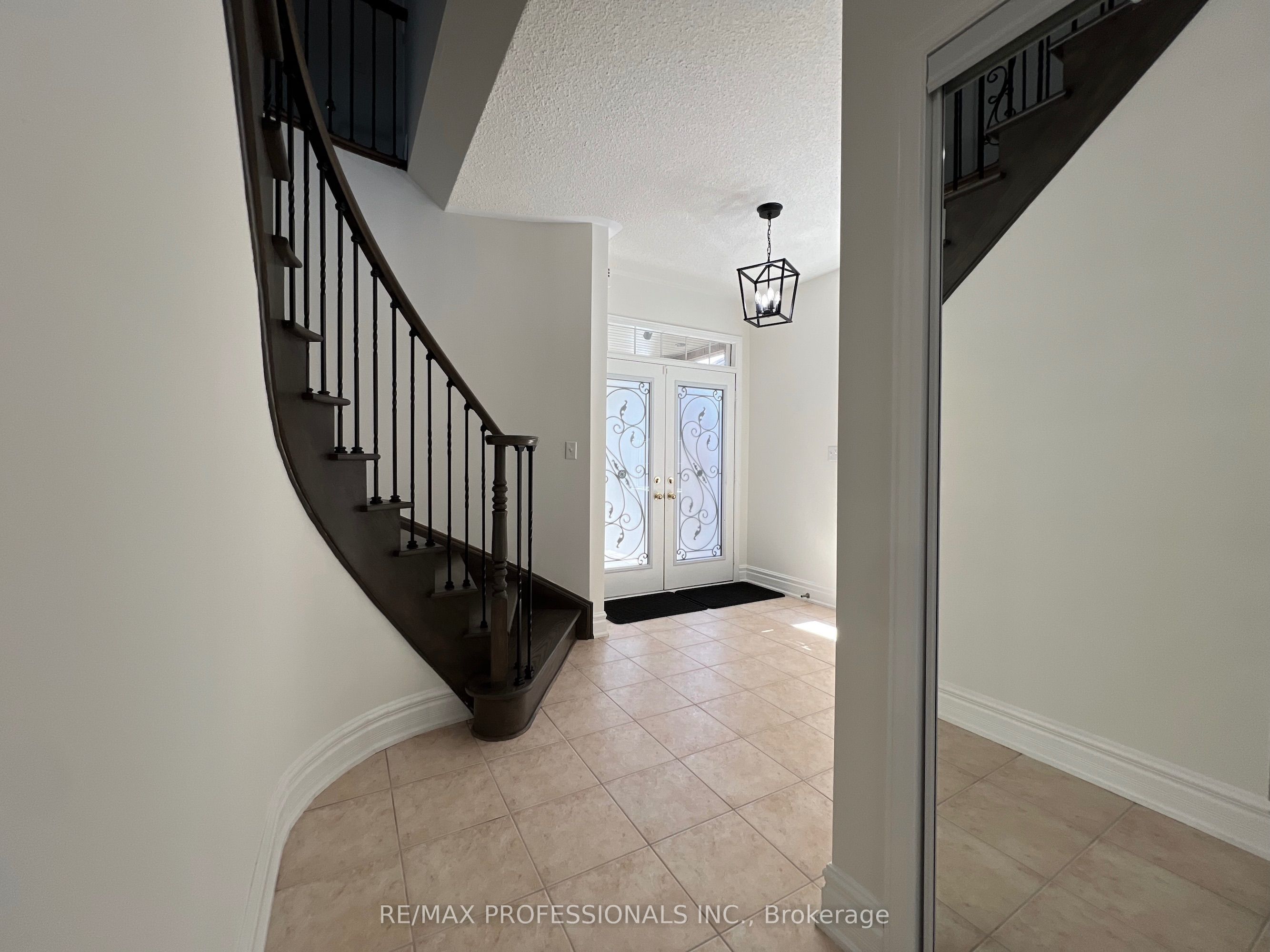 3895 Henrietta Way Property Photo 4