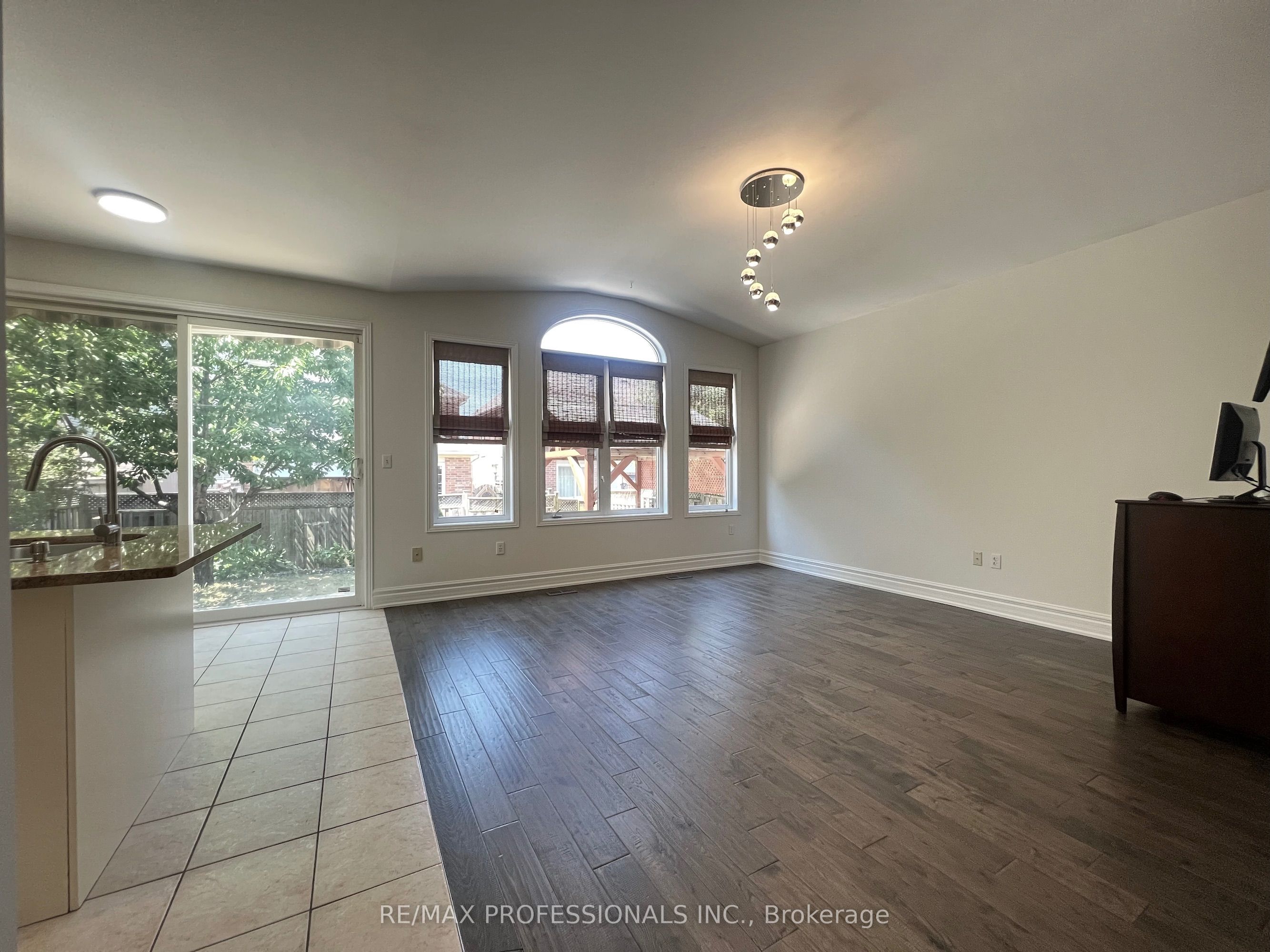 3895 Henrietta Way Property Photo 7