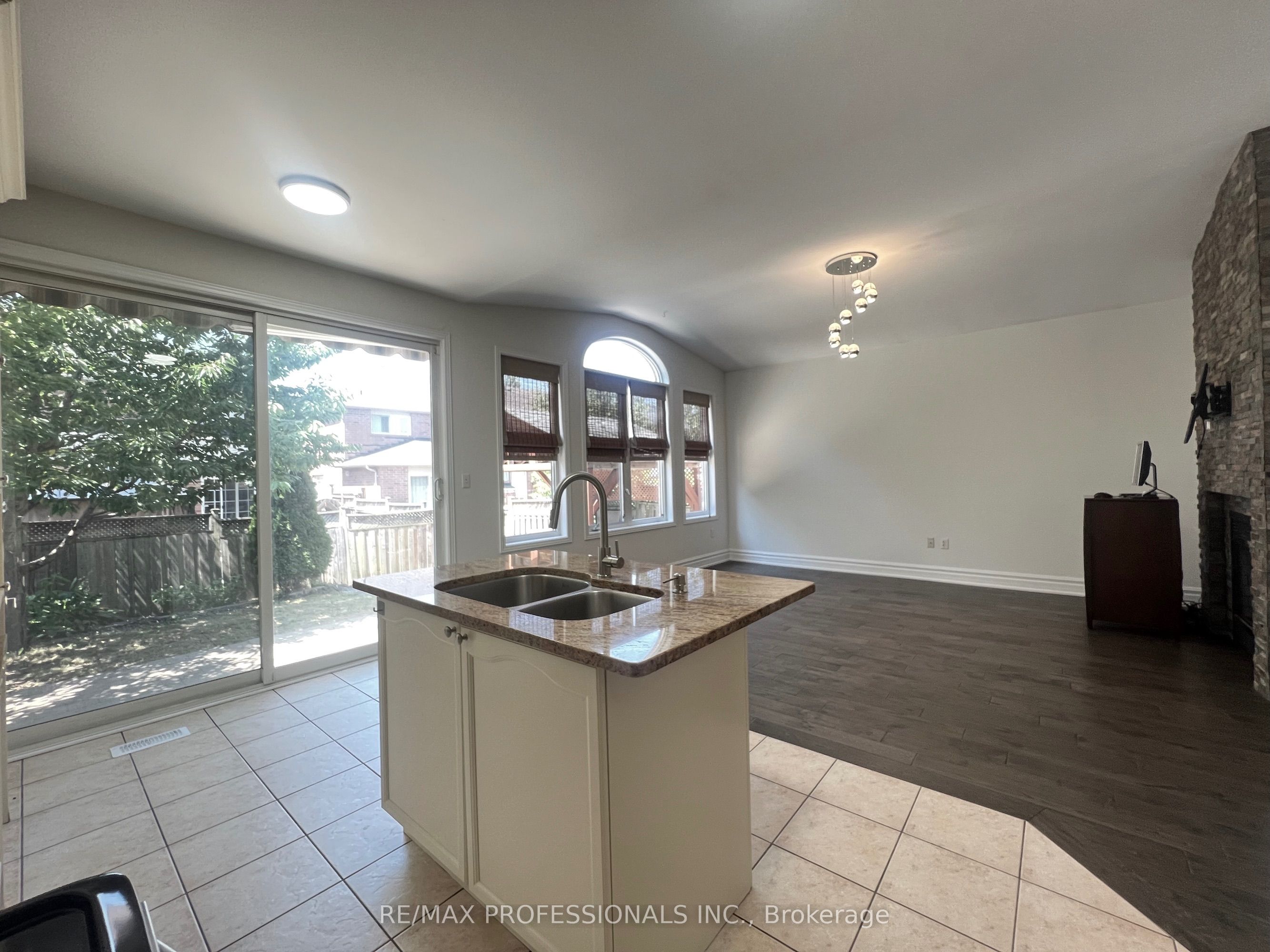 3895 Henrietta Way Property Photo 8
