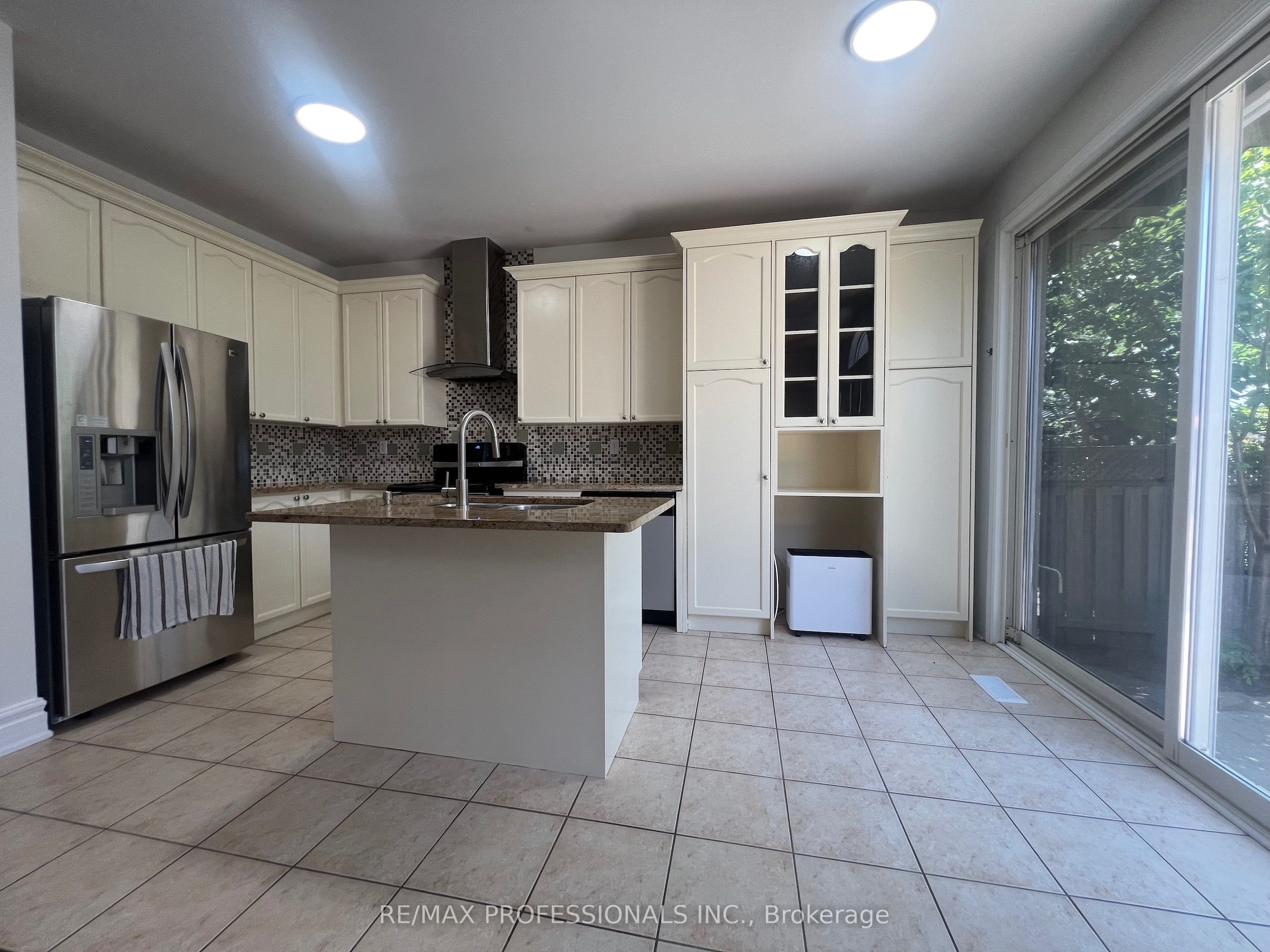 3895 Henrietta Way Property Photo 12