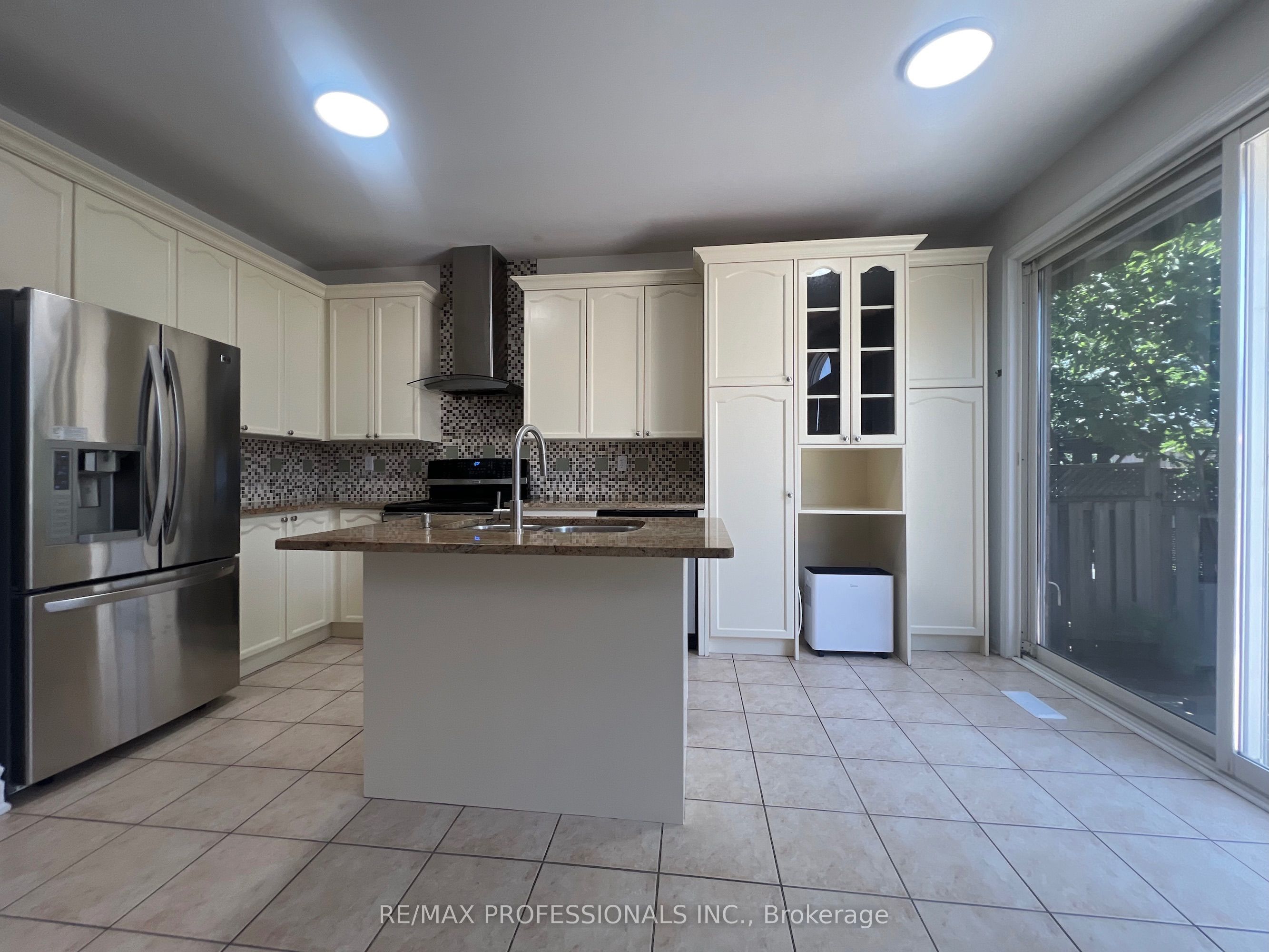 3895 Henrietta Way Property Photo 14