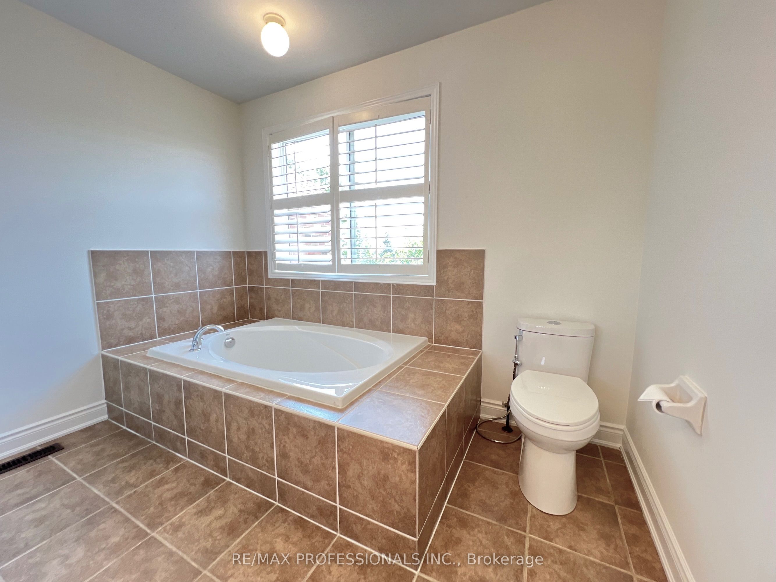 3895 Henrietta Way Property Photo 28