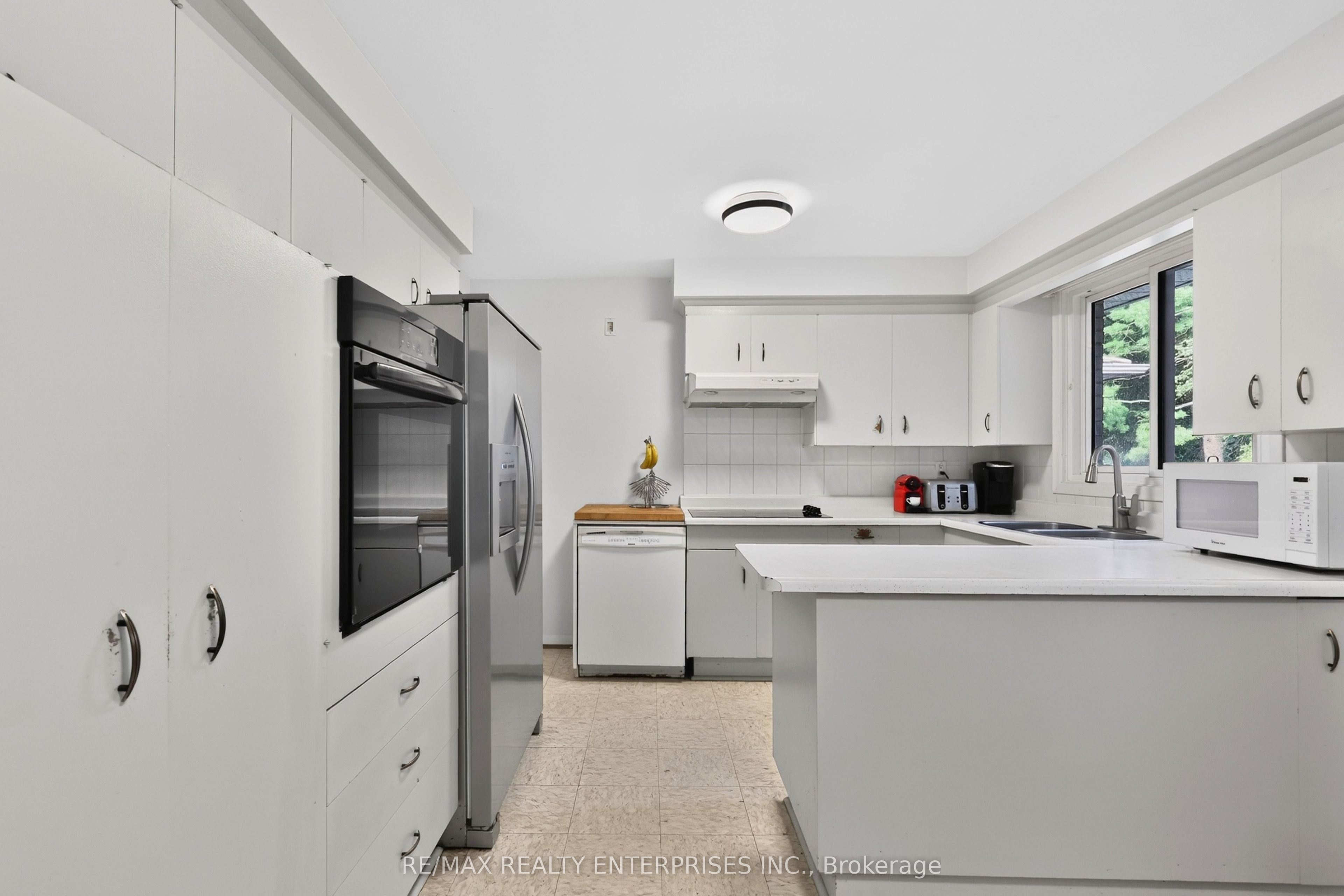 975 Cresthampton Lane Property Photo 8