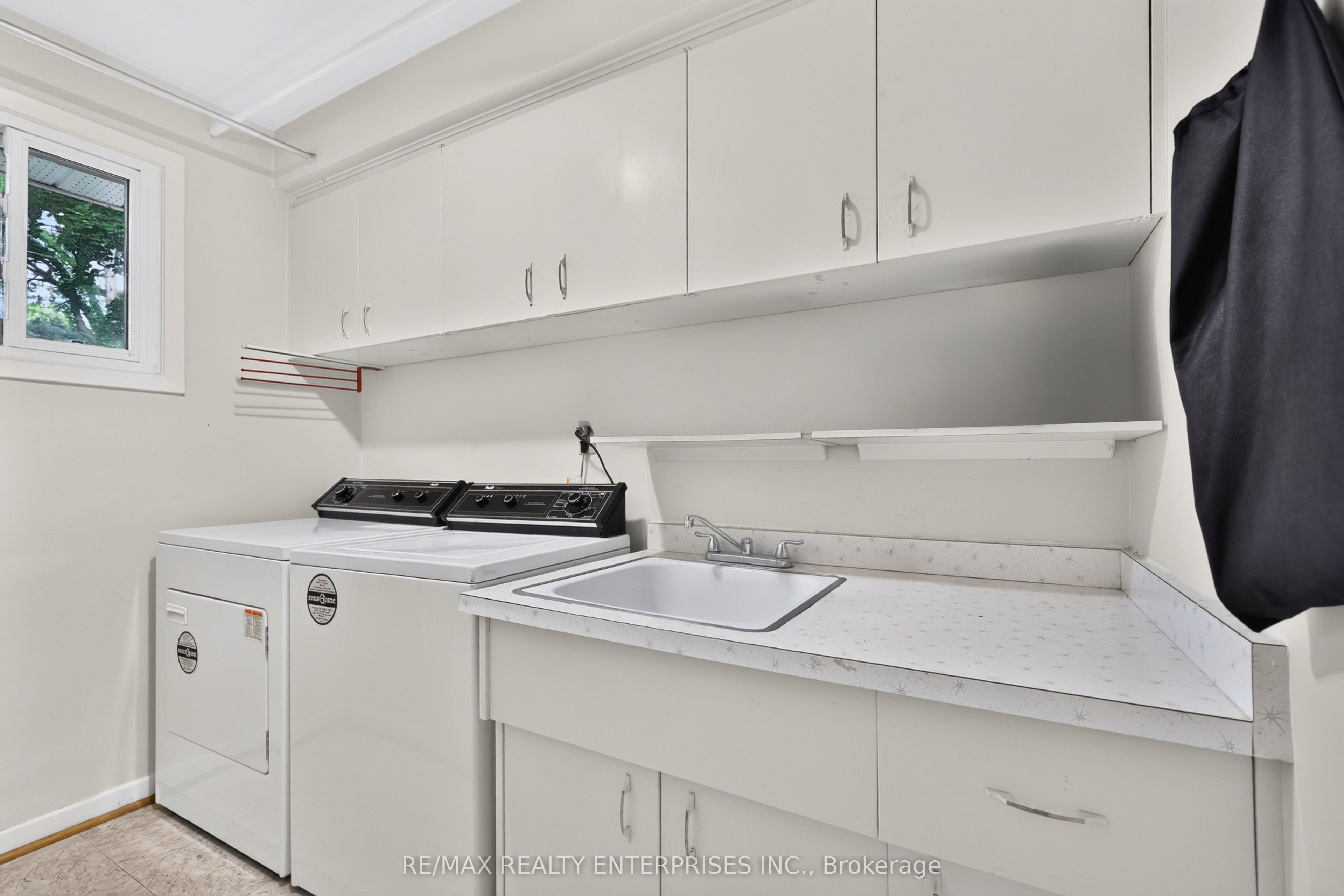 975 Cresthampton Lane Property Photo 25