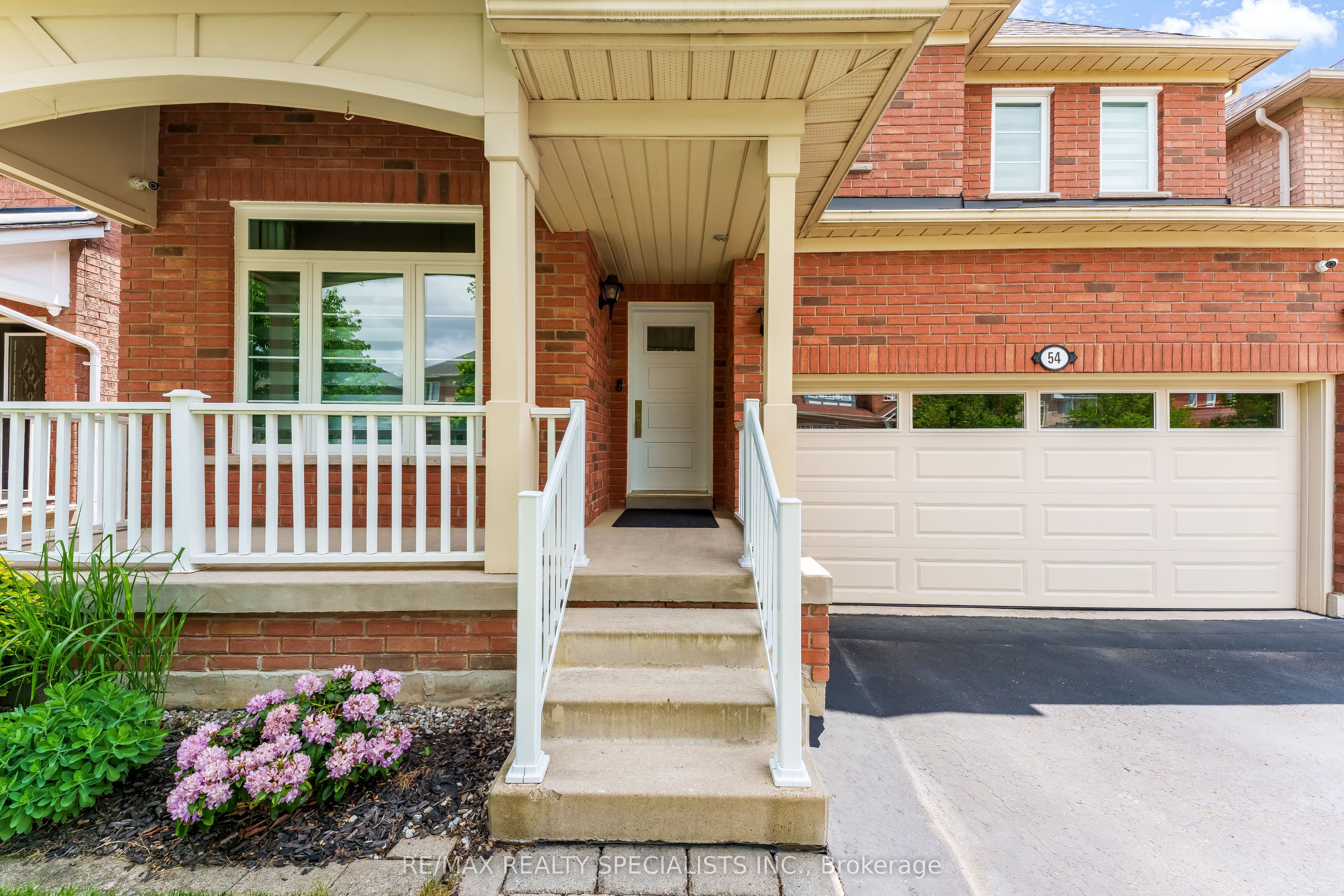 54 Red Plant Crescent Property Photo 2