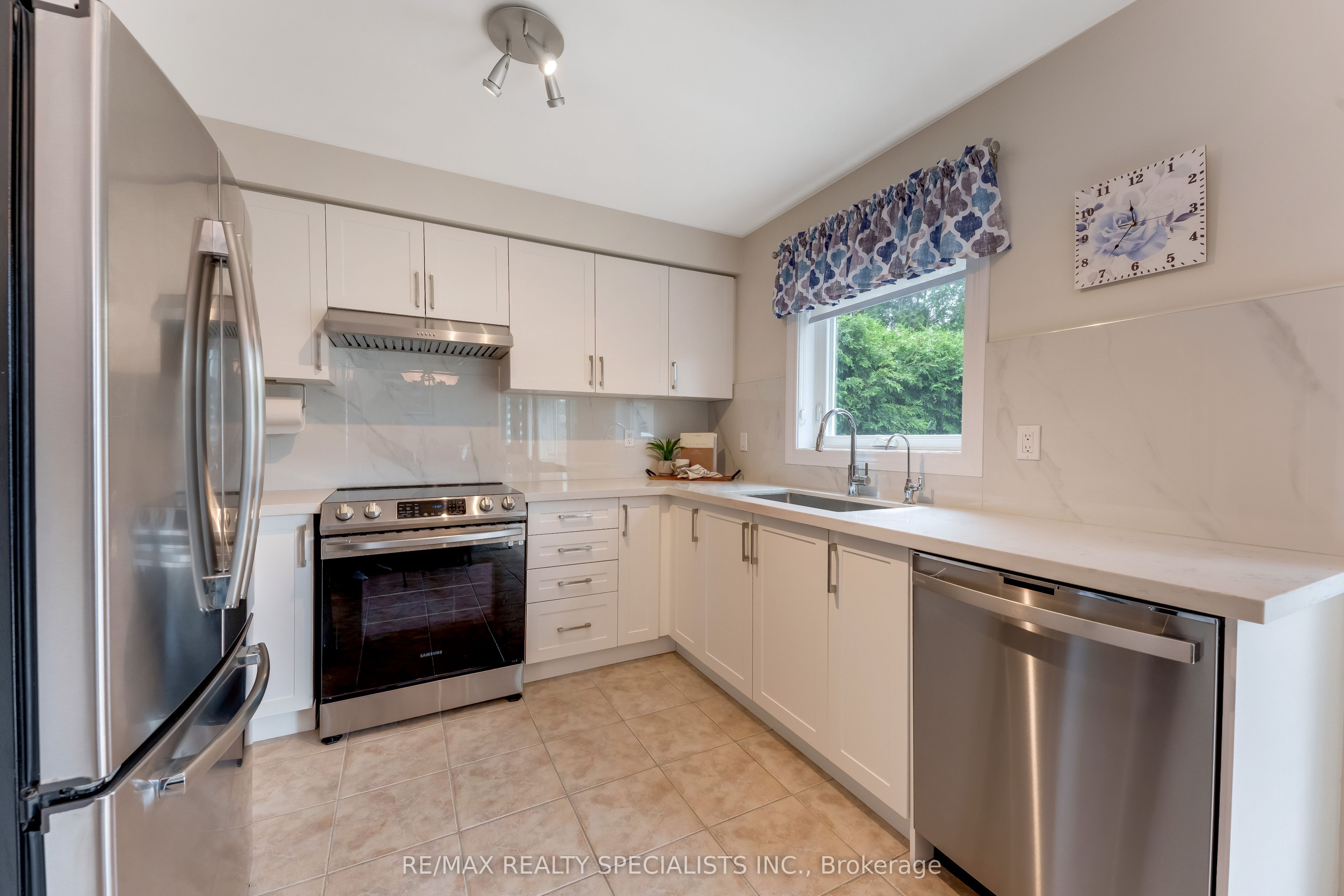 54 Red Plant Crescent Property Photo 9