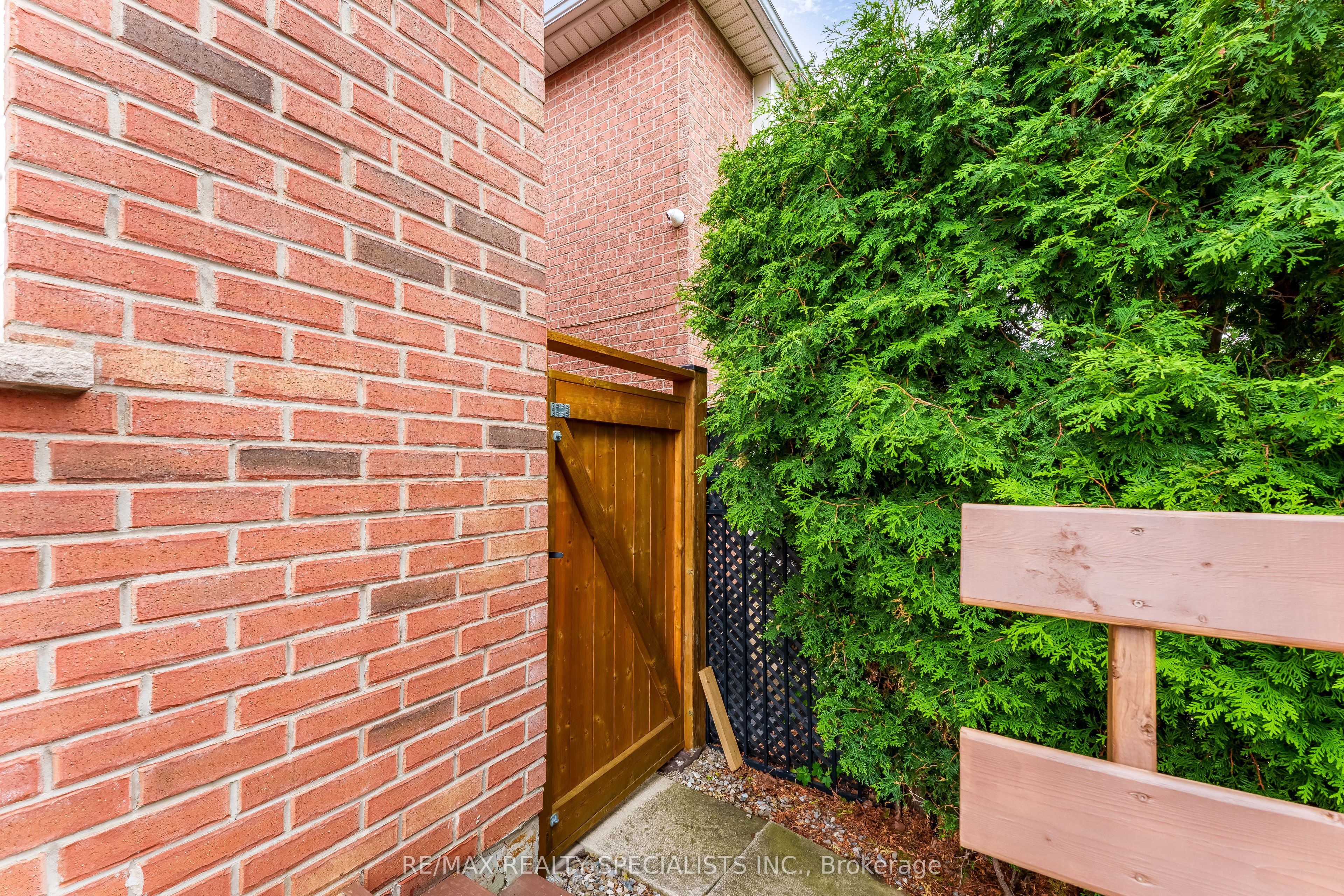 54 Red Plant Crescent Property Photo 31