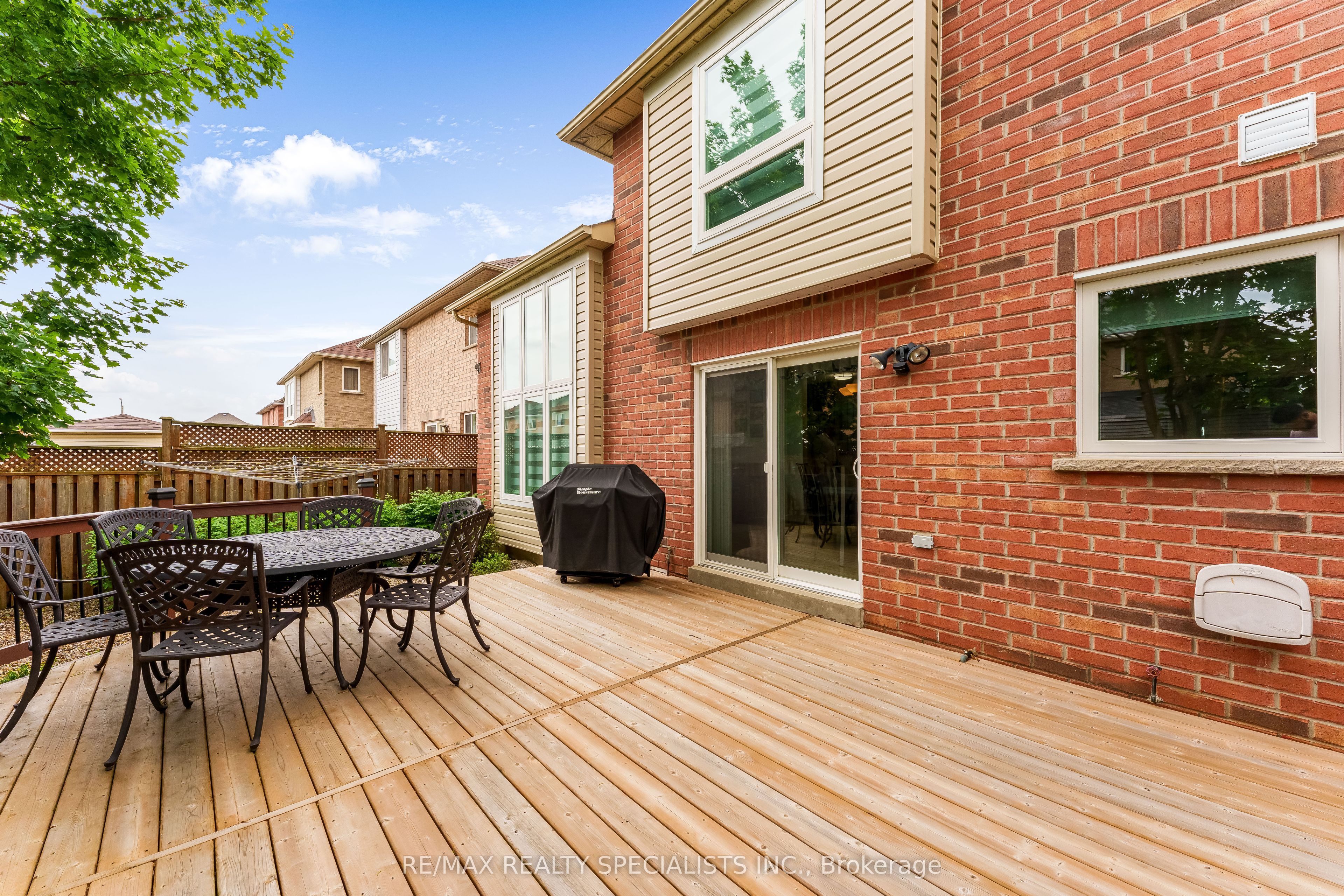 54 Red Plant Crescent Property Photo 32