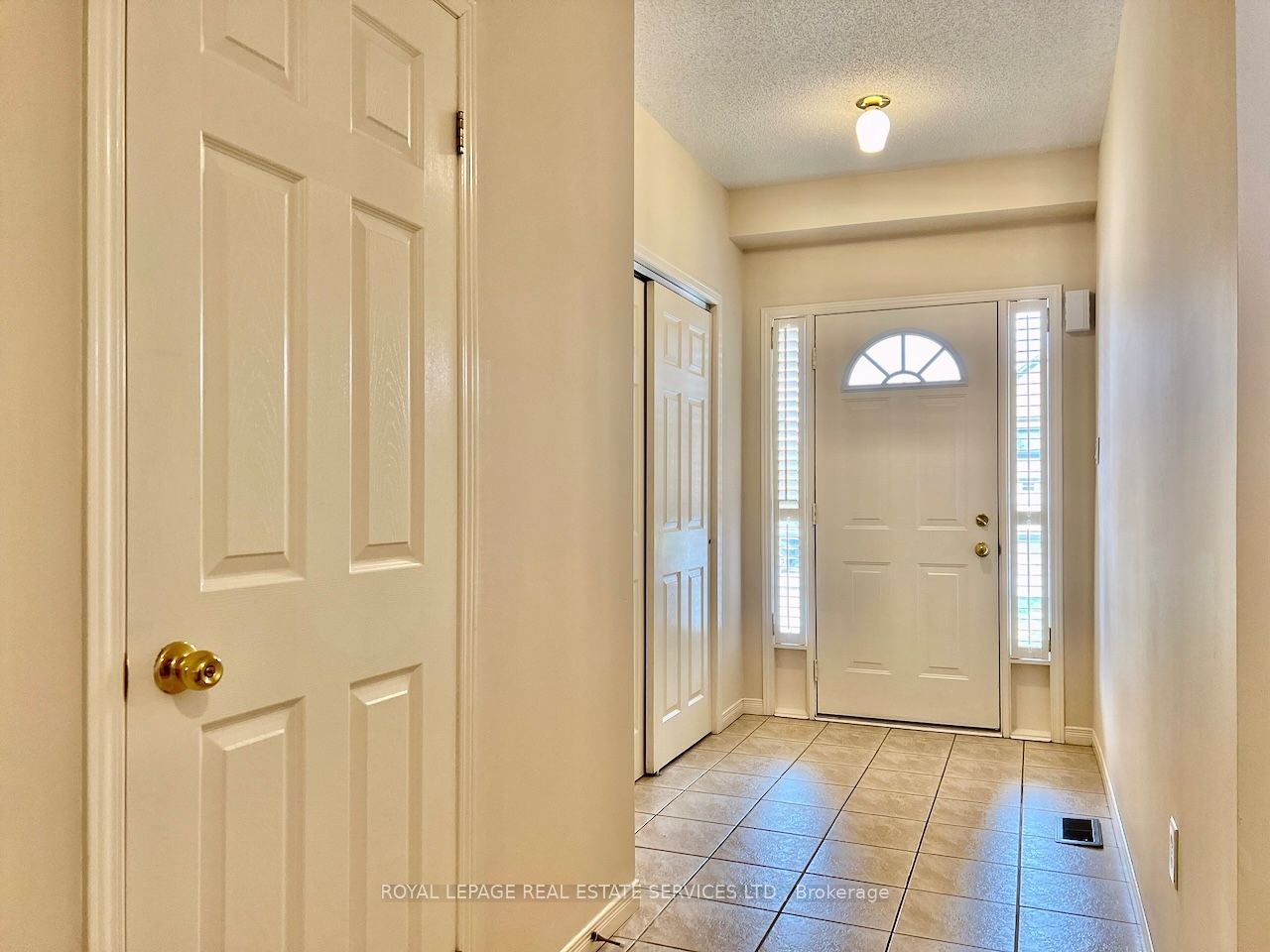 2153 Redstone Crescent Property Photo 4