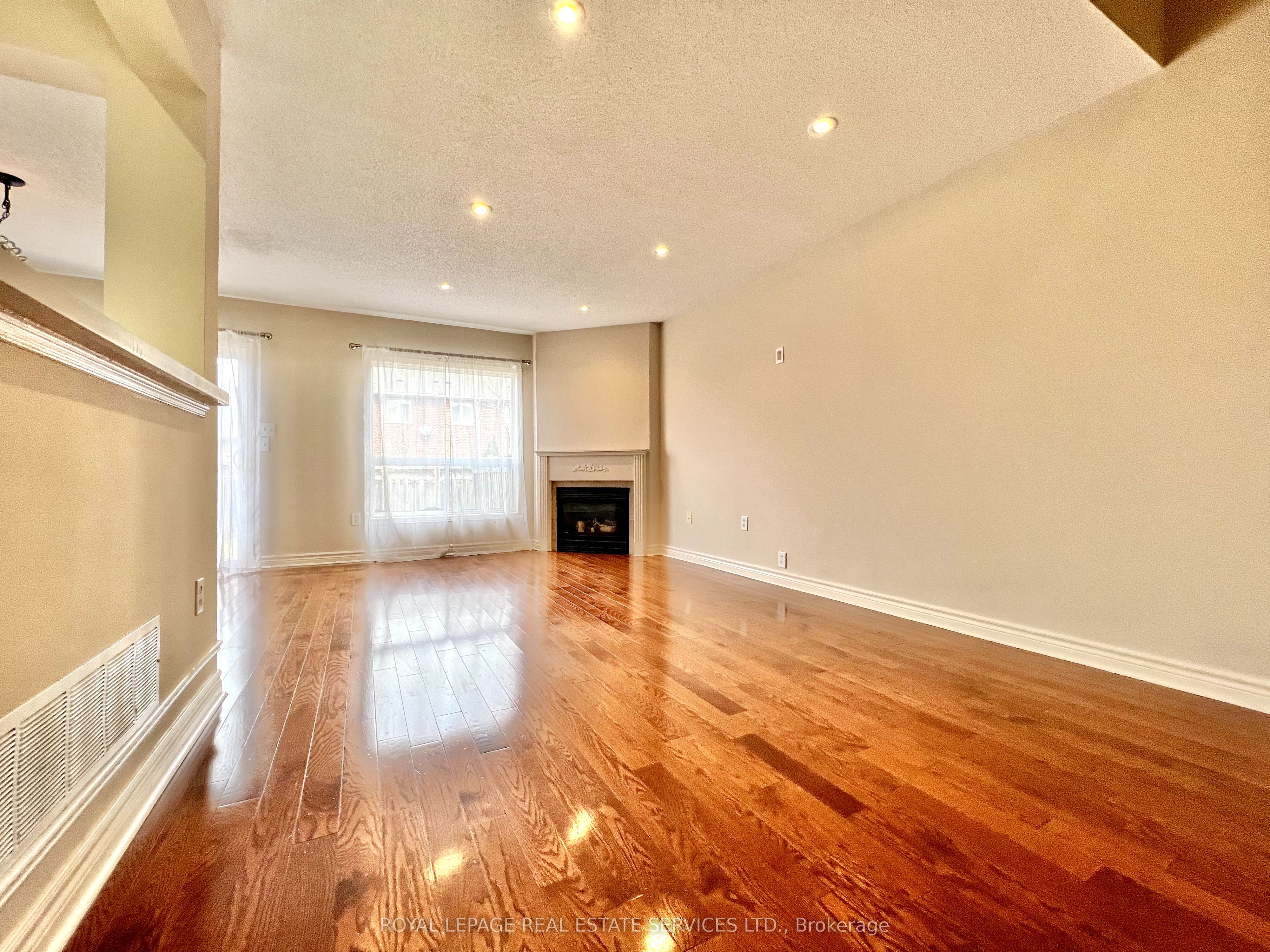 2153 Redstone Crescent Property Photo 6
