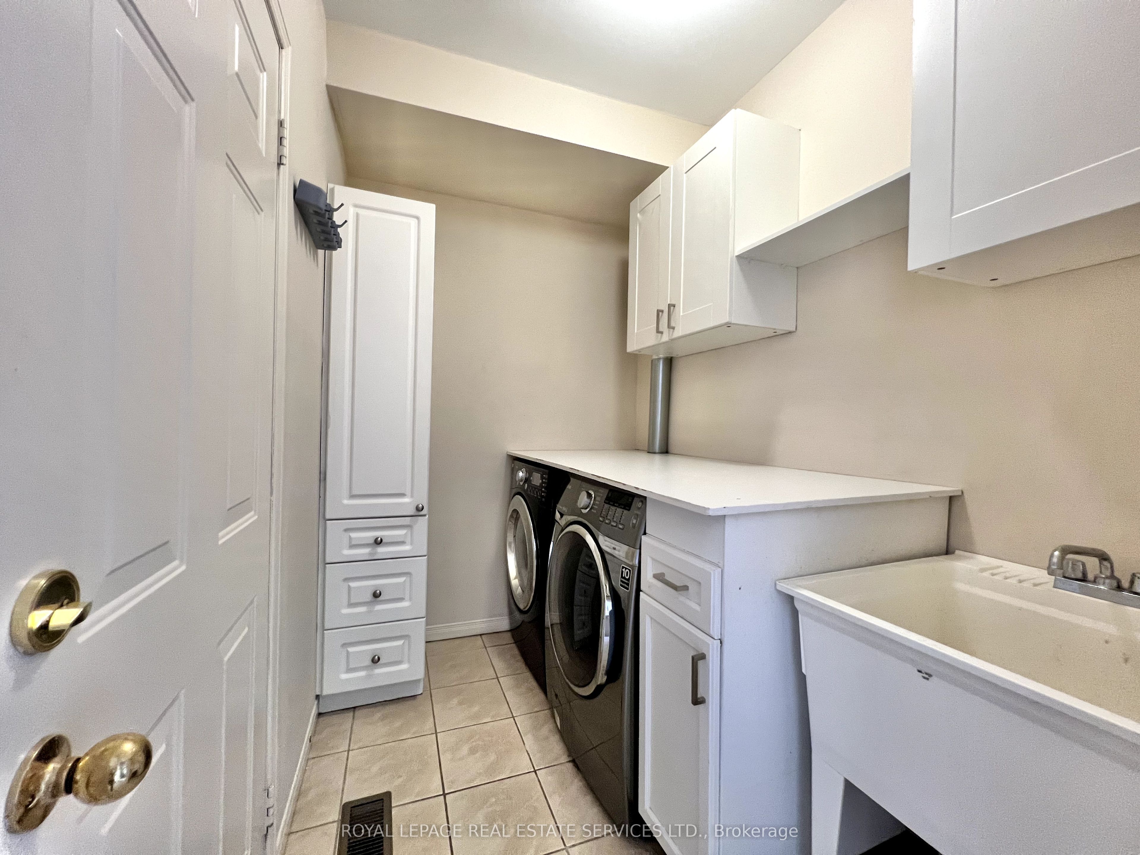 2153 Redstone Crescent Property Photo 14