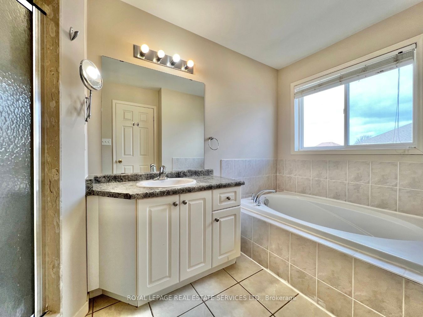 2153 Redstone Crescent Property Photo 17