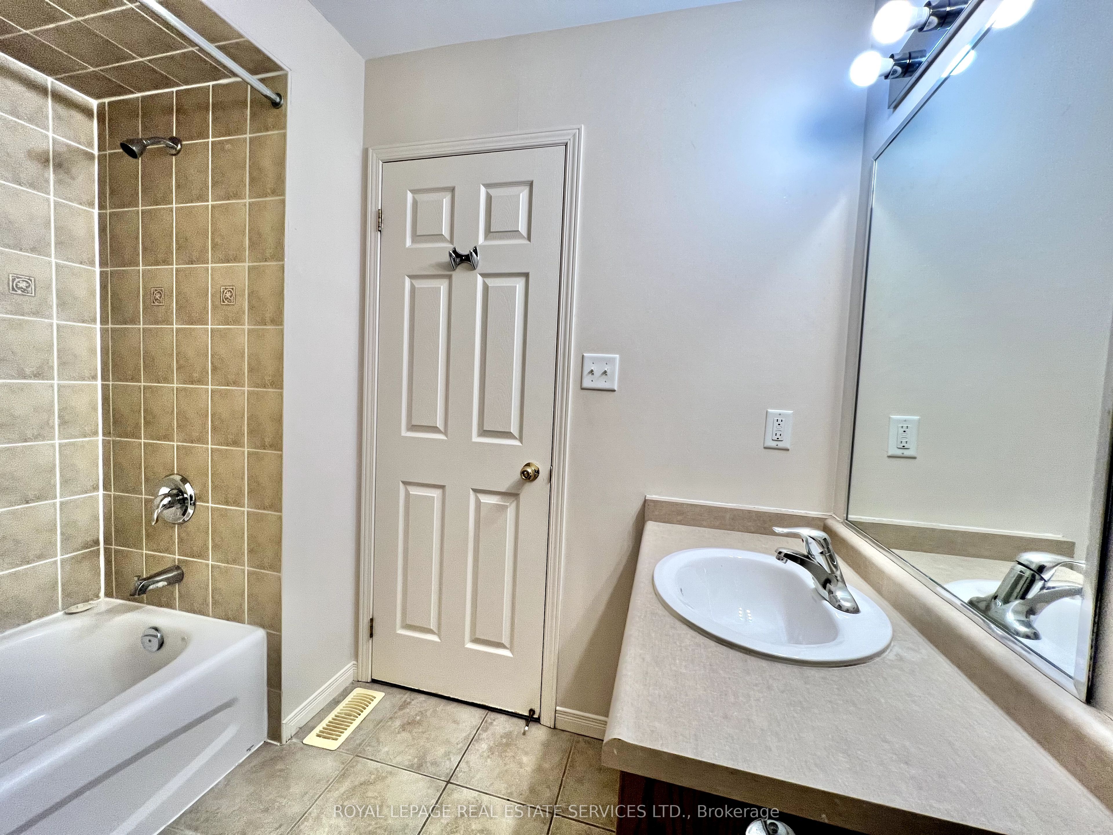 2153 Redstone Crescent Property Photo 24
