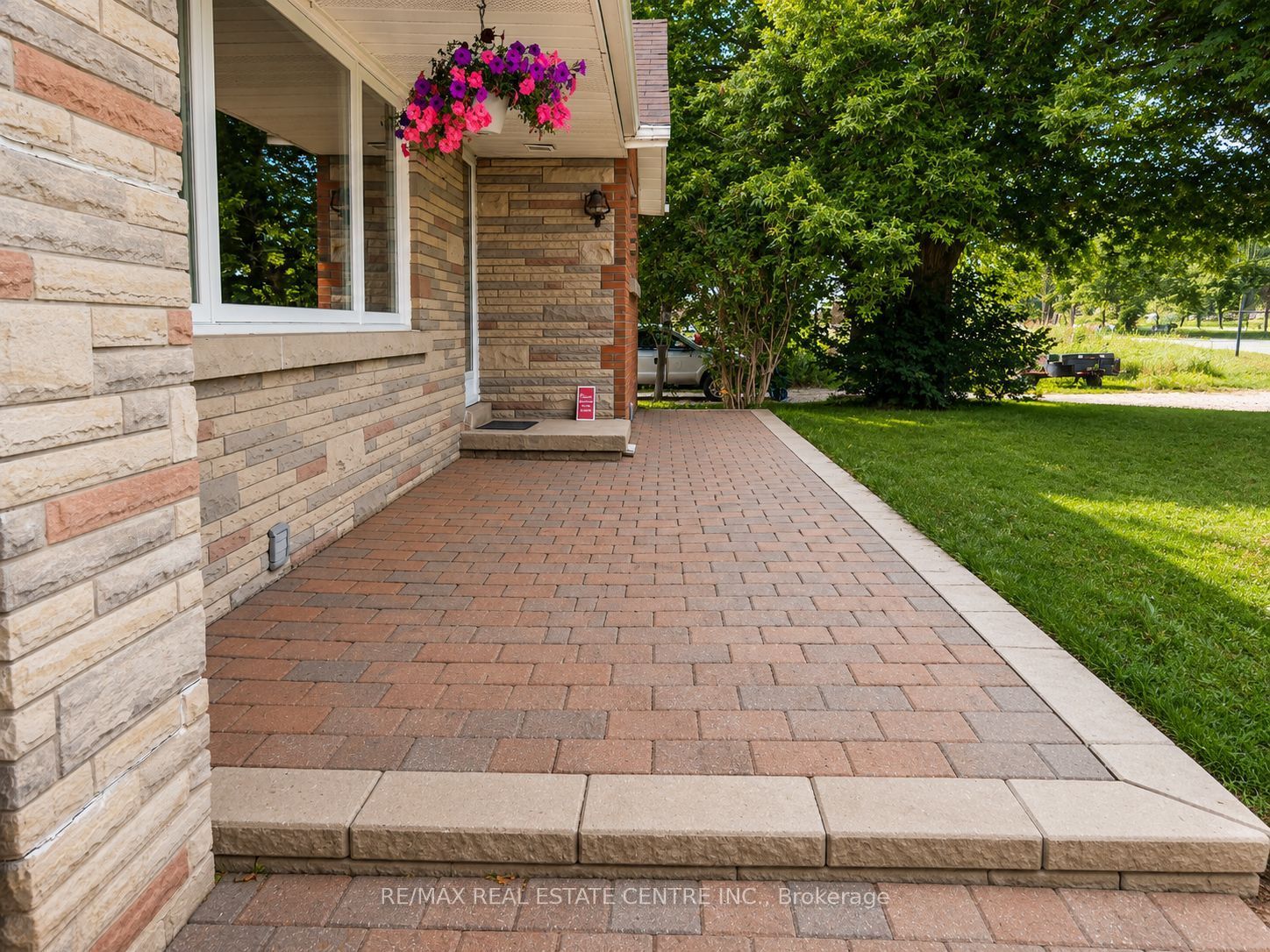 5438 Trafalgar Road Property Photo 11