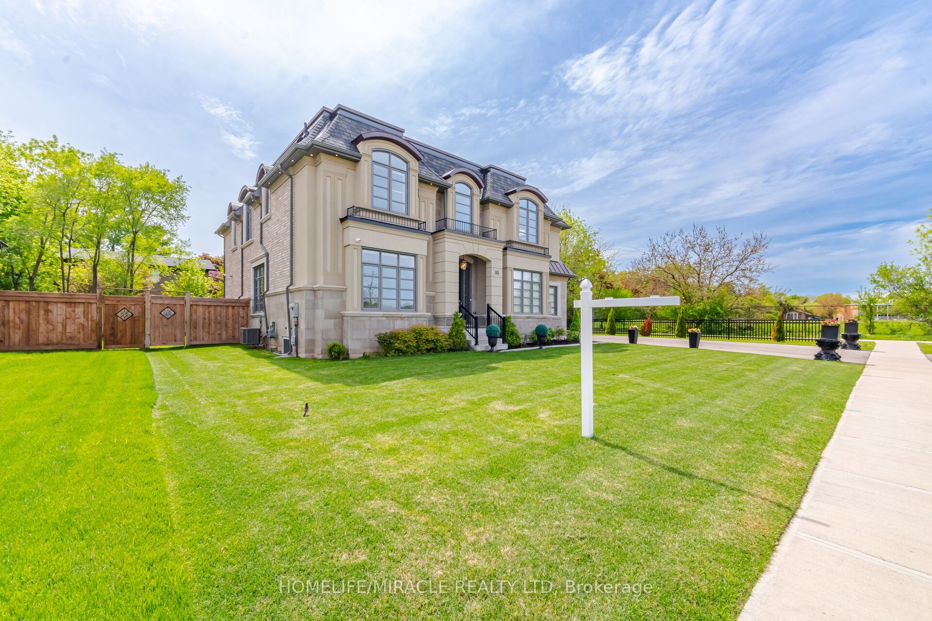 225 Prince George Crescent Property Photo 1