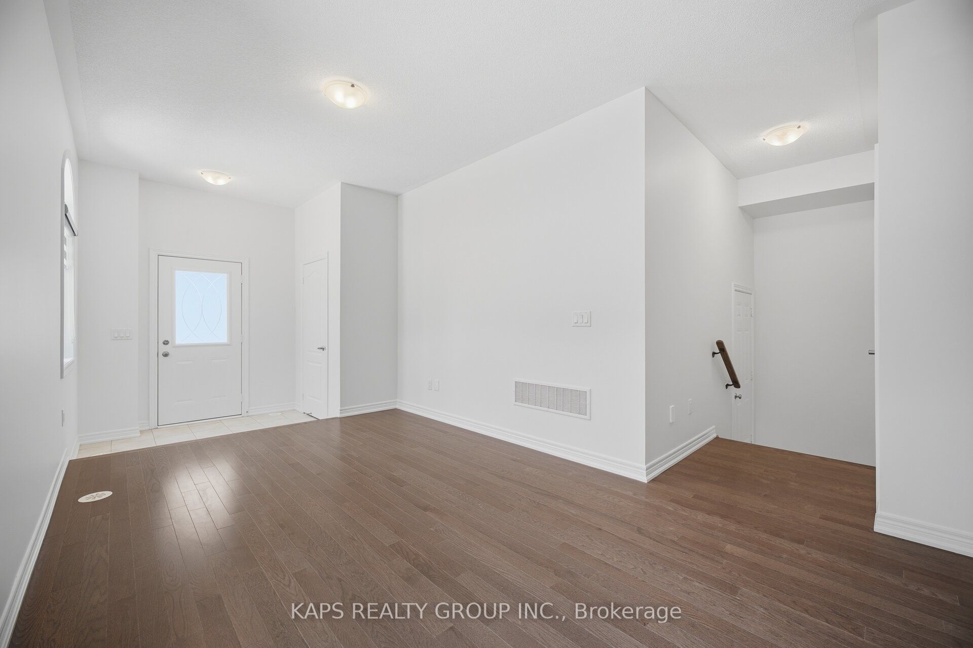 497 Manhattan Common Property Photo 8
