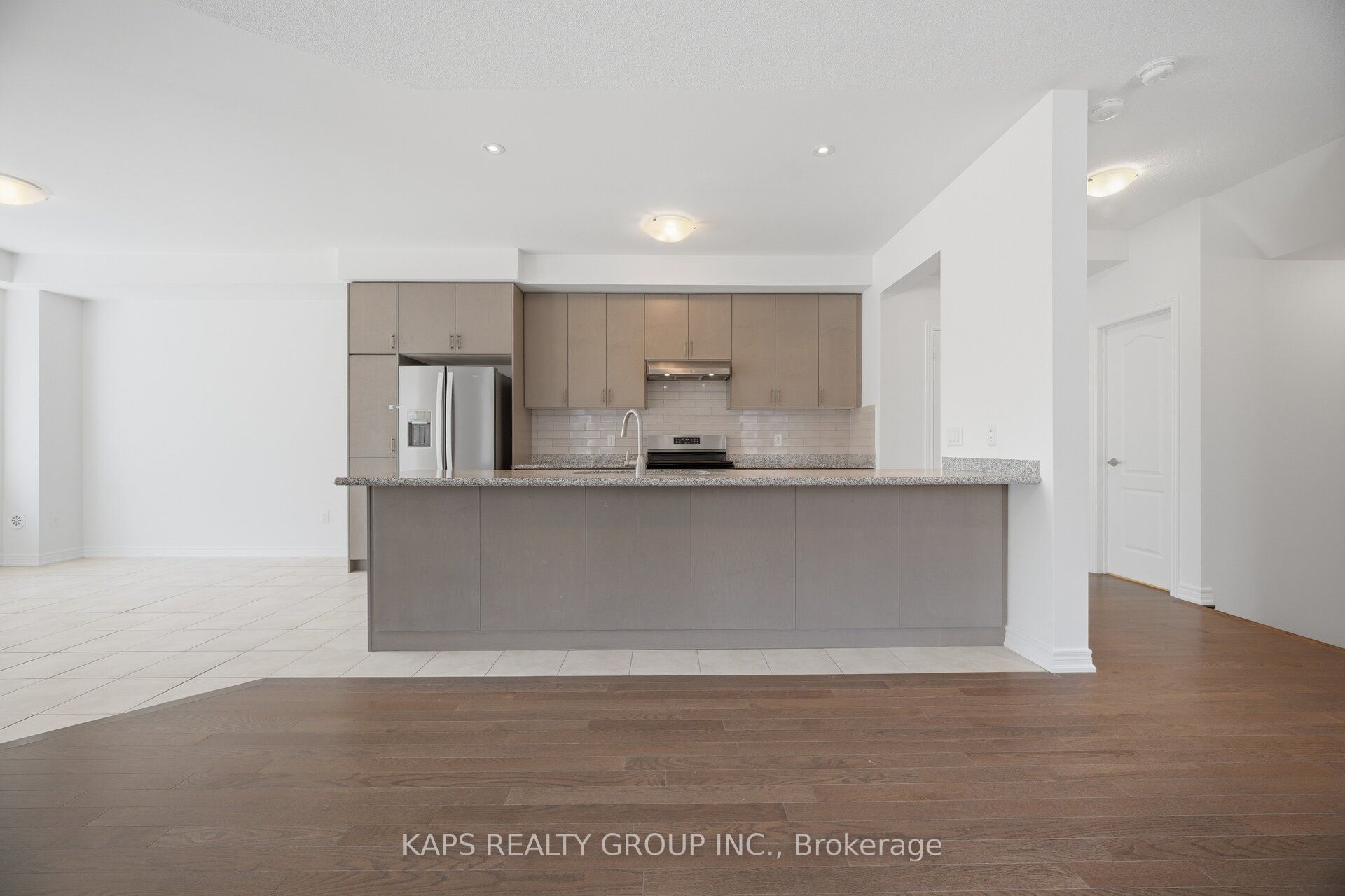 497 Manhattan Common Property Photo 11