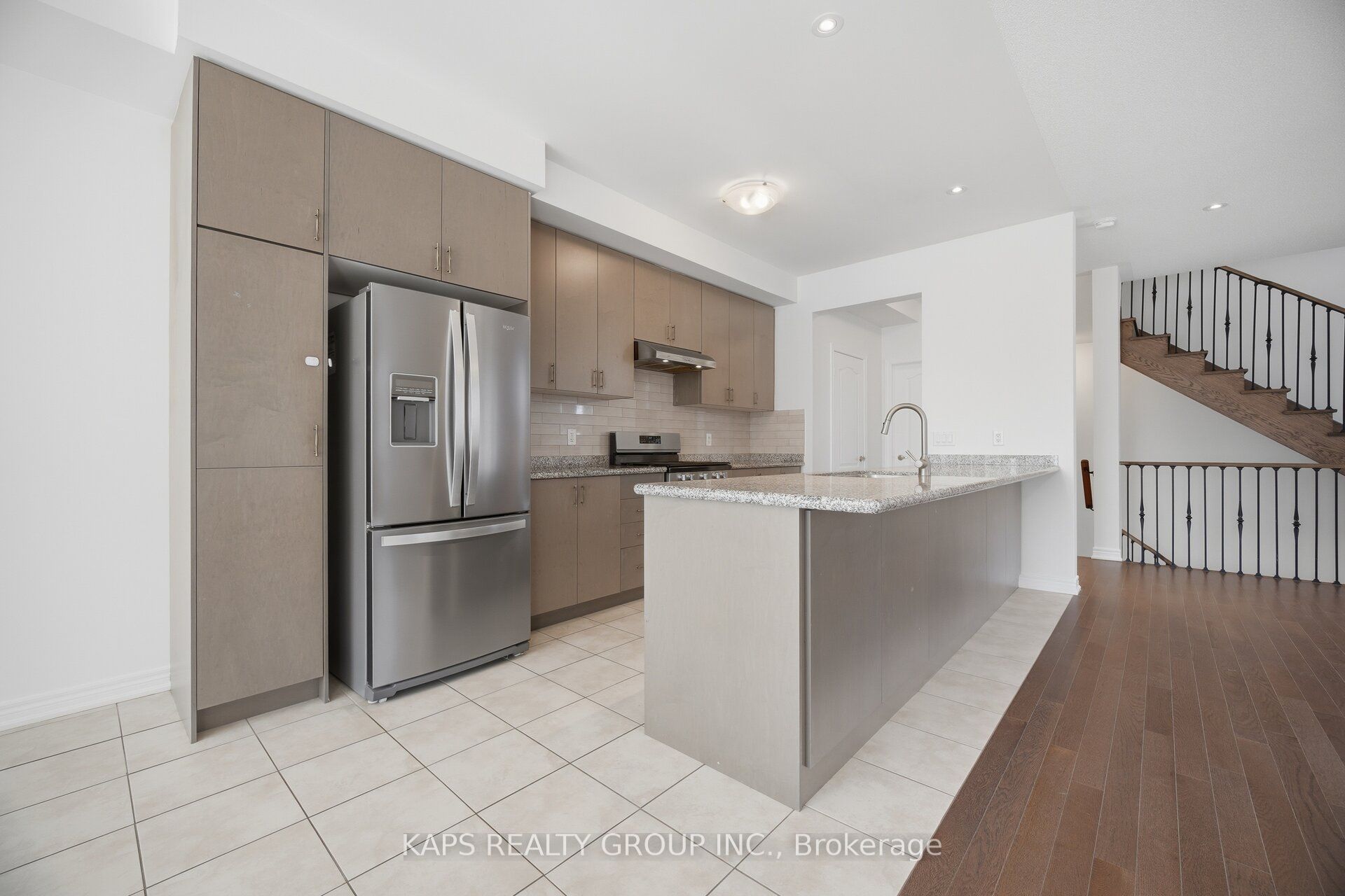 497 Manhattan Common Property Photo 12