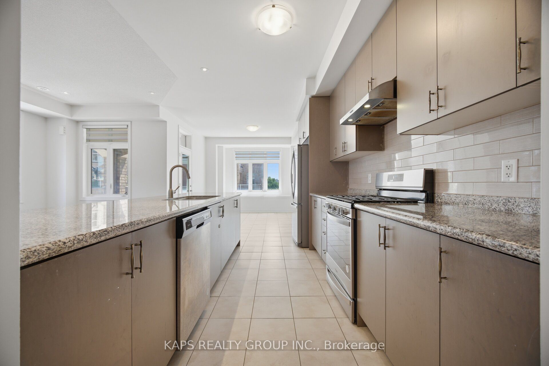 497 Manhattan Common Property Photo 18