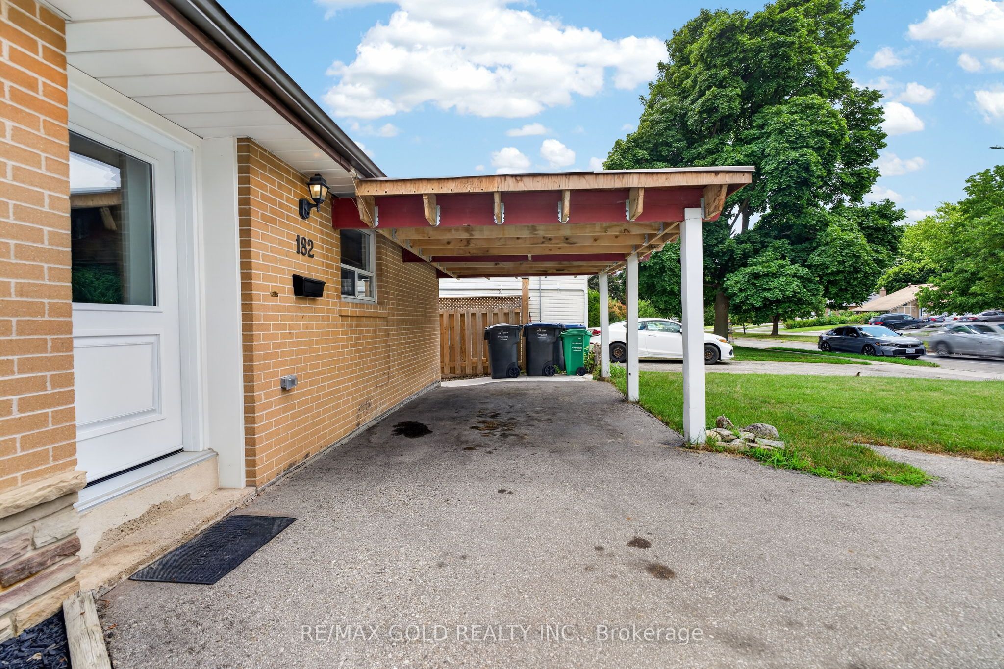 182 Mcmurchy Avenue S Property Photo 4