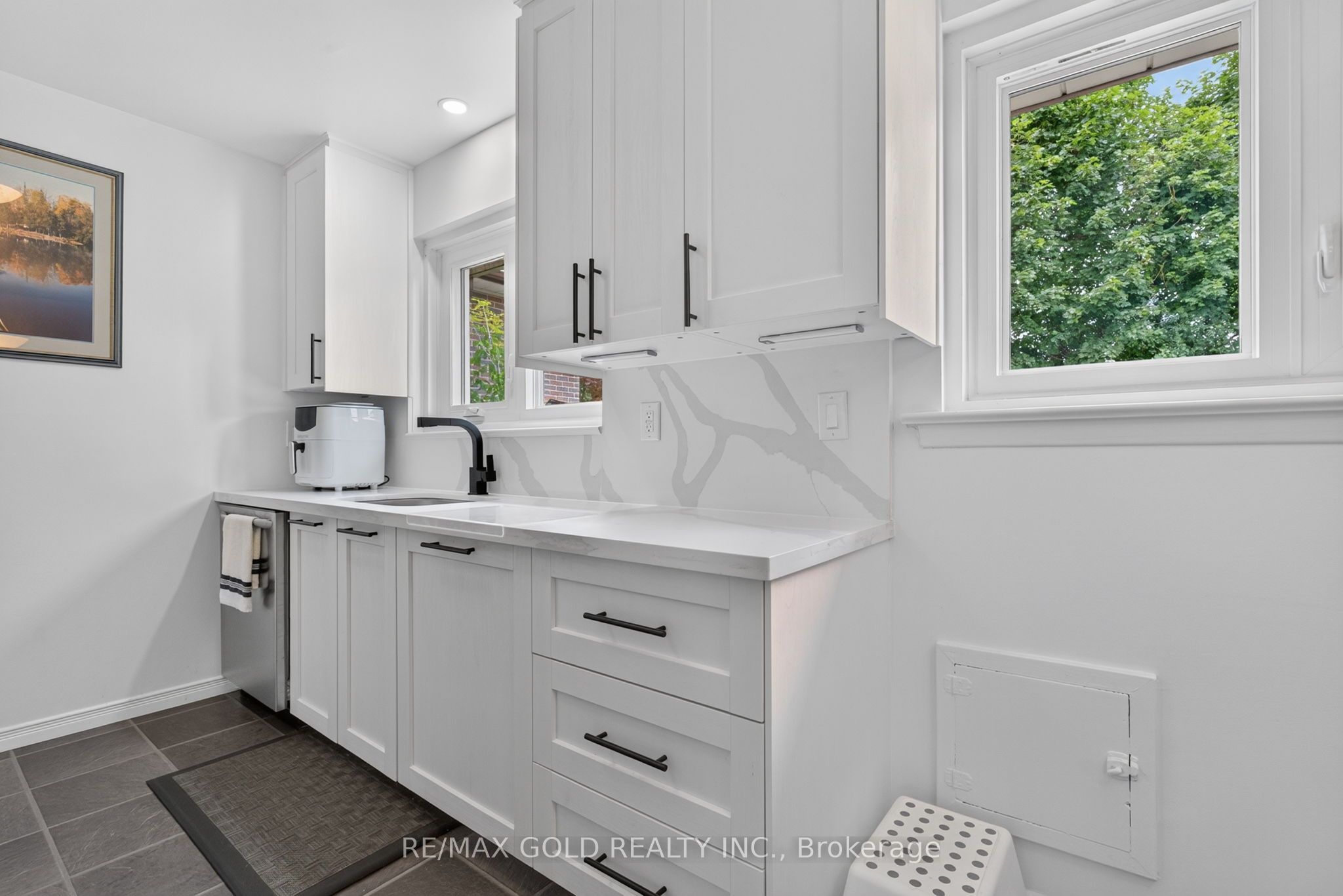 182 Mcmurchy Avenue S Property Photo 17