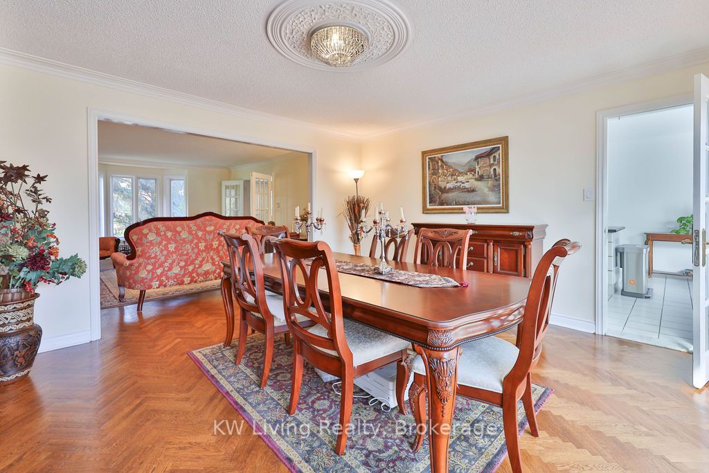 1070 Geran Crescent Property Photo 12