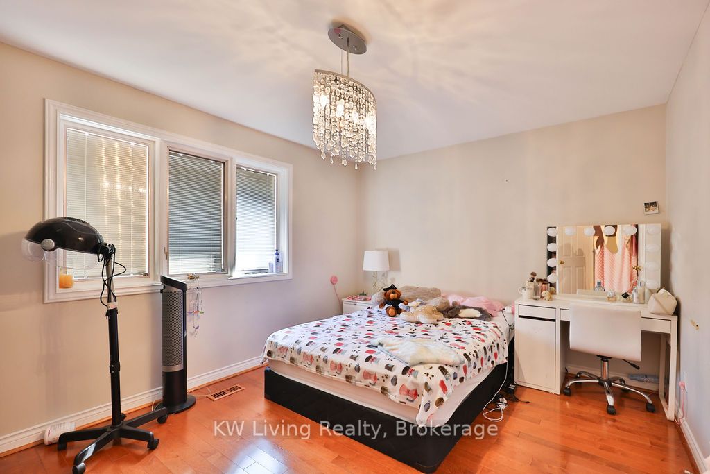 1070 Geran Crescent Property Photo 25