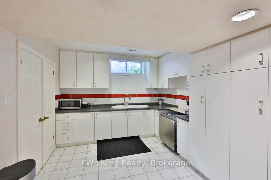 1070 Geran Crescent Property Photo 32