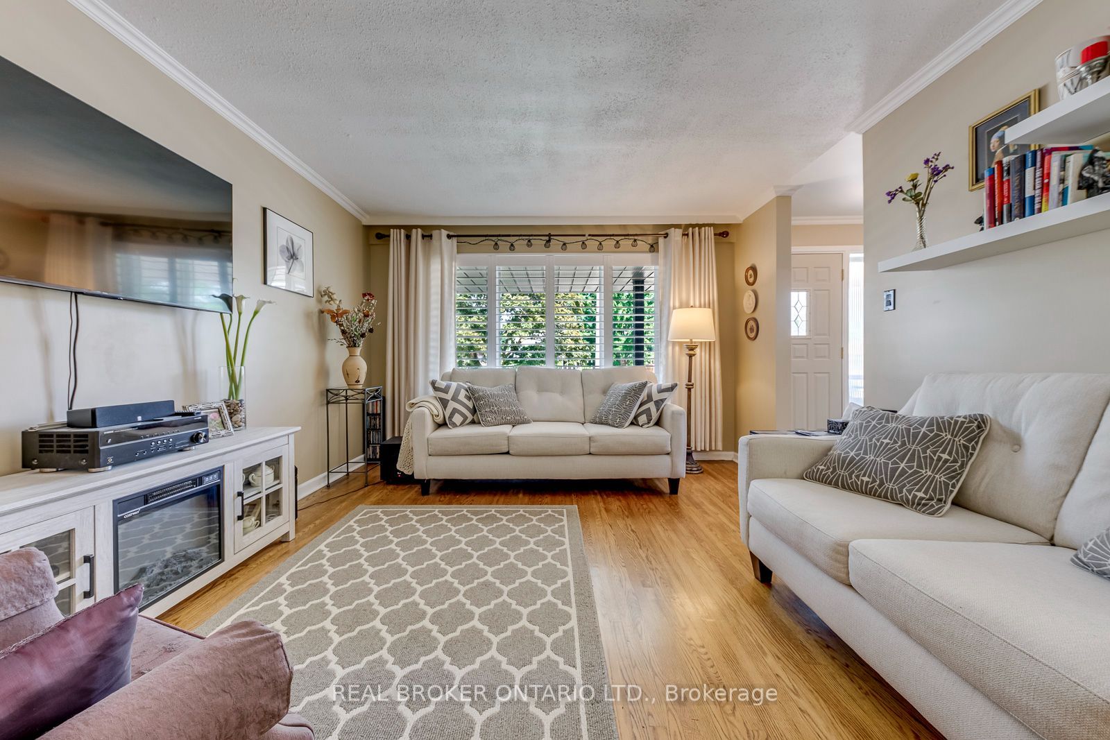 2408 Padstow Crescent Property Photo 9
