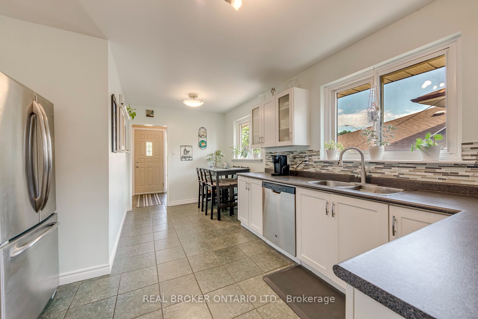 2408 Padstow Crescent Property Photo 14