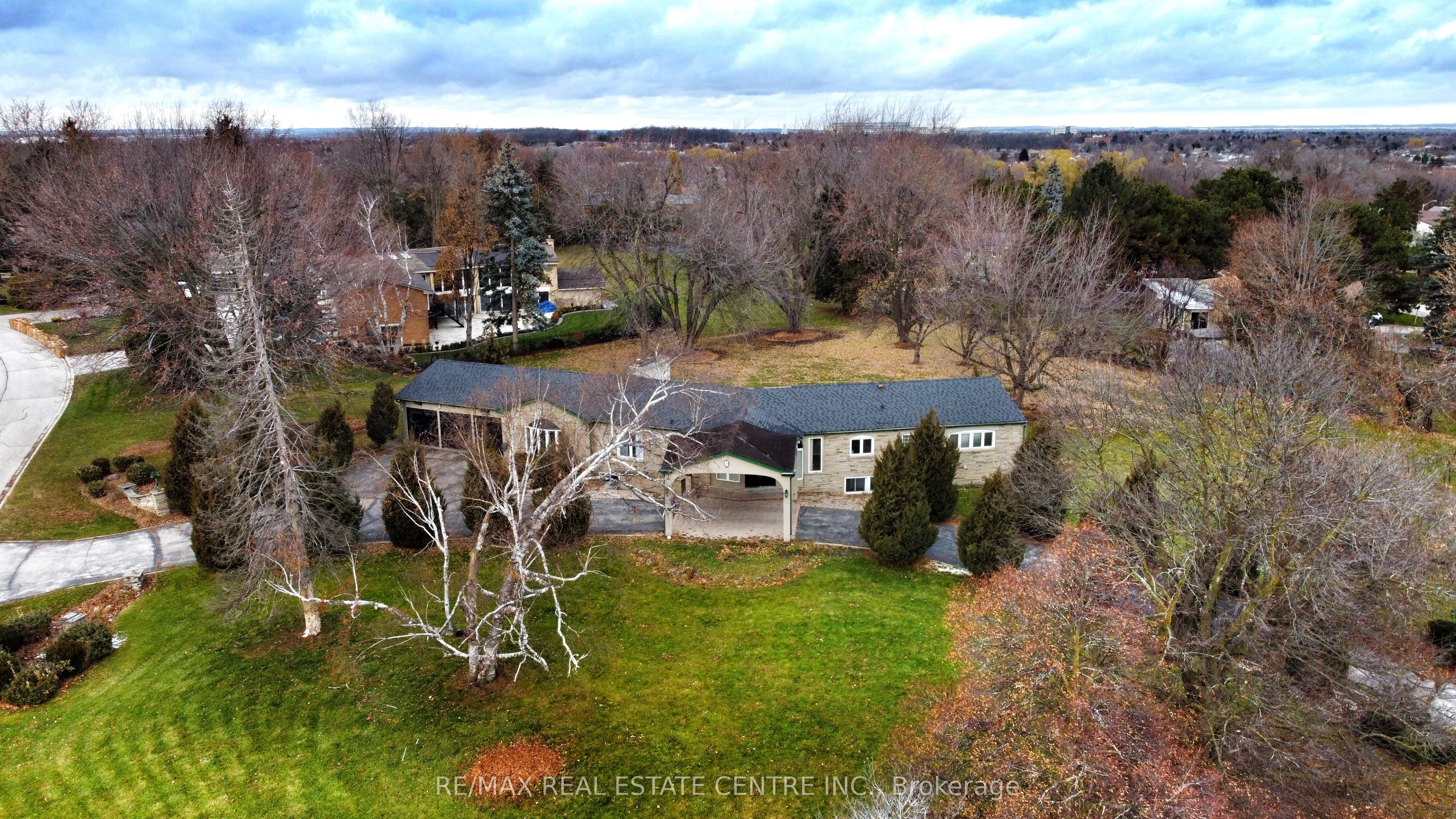 20 Crescent Hill Drive N Property Photo 1
