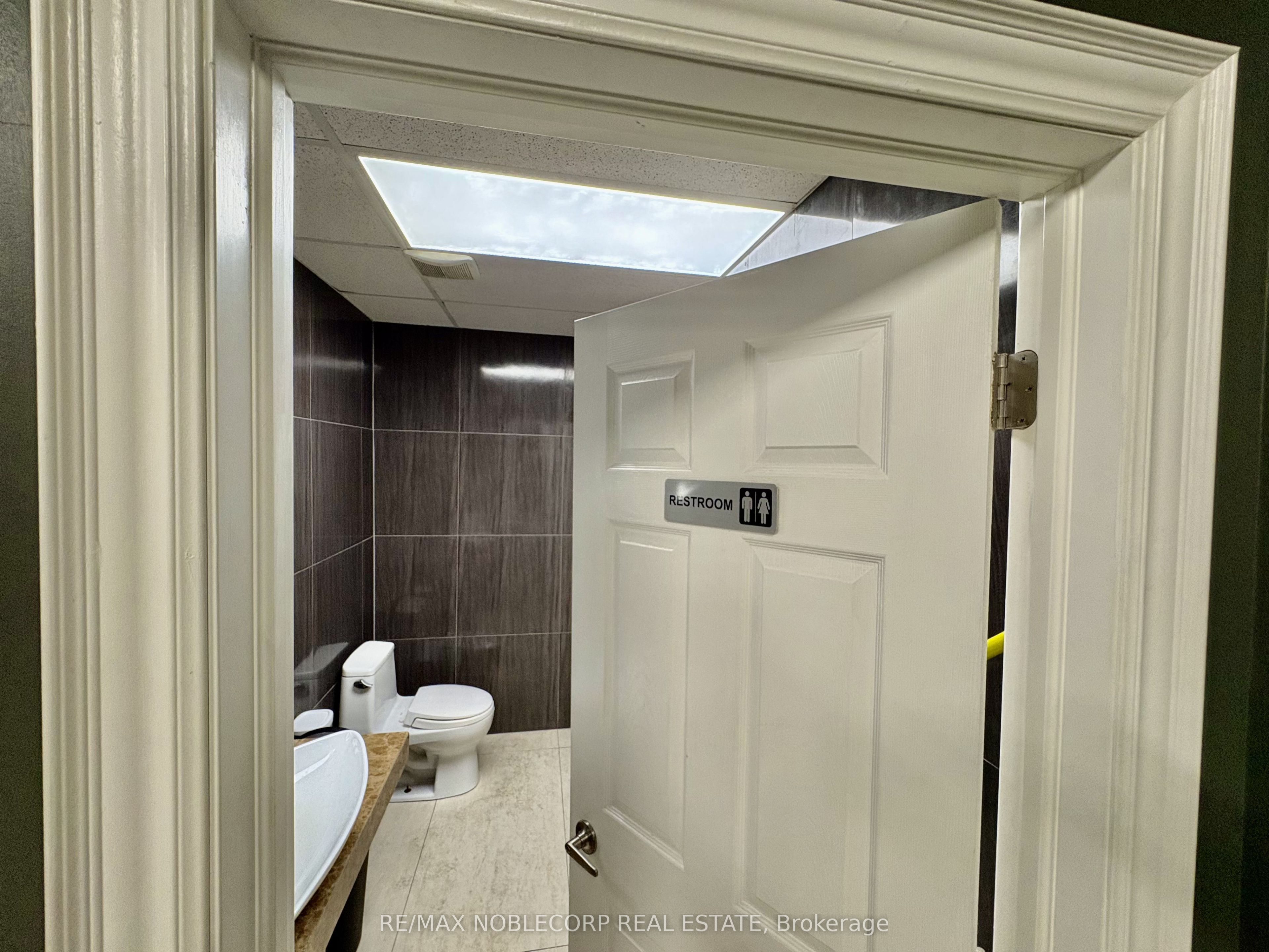 1194 Caledonia Road E Property Photo 12