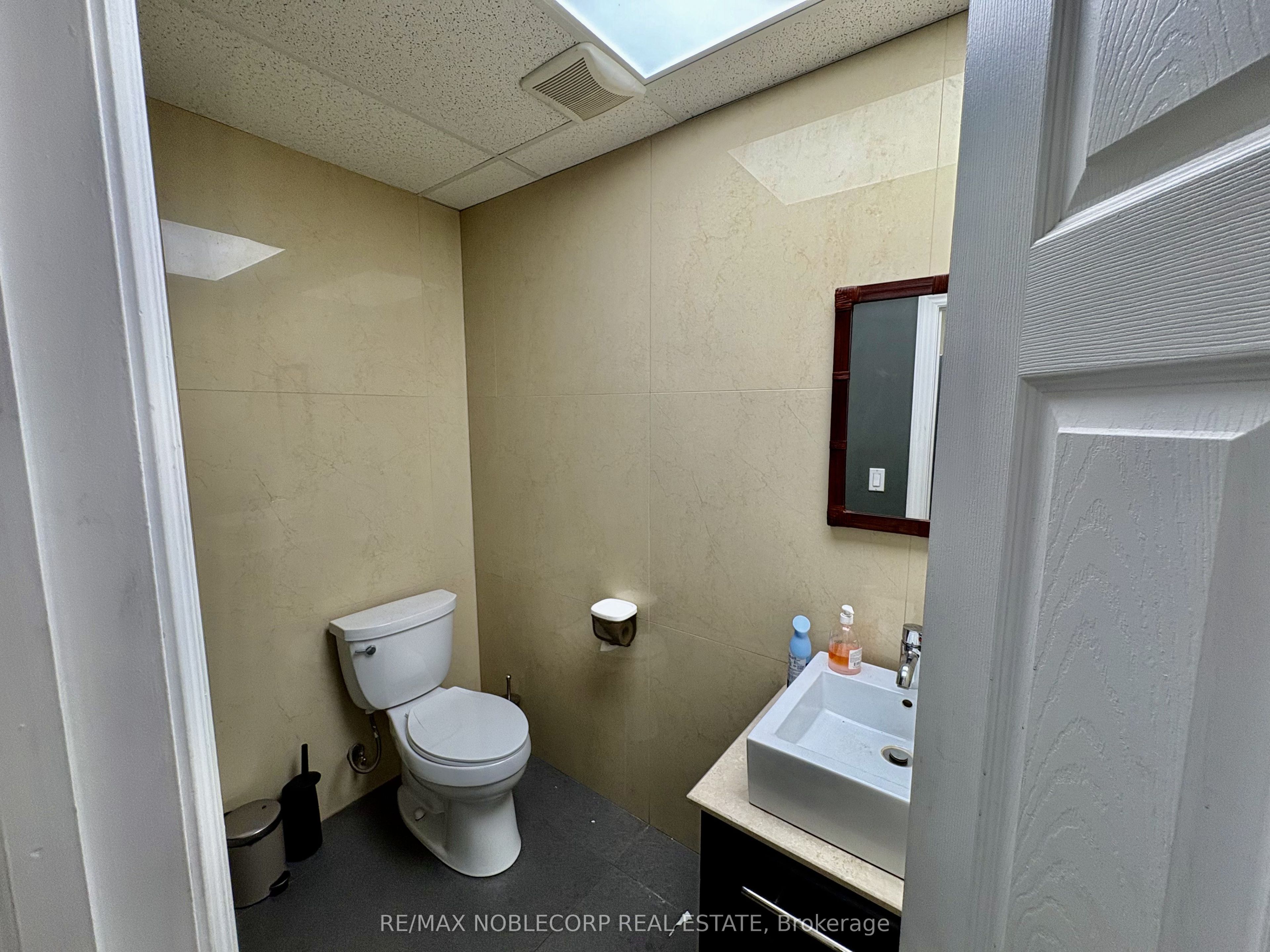 1194 Caledonia Road E Property Photo 14