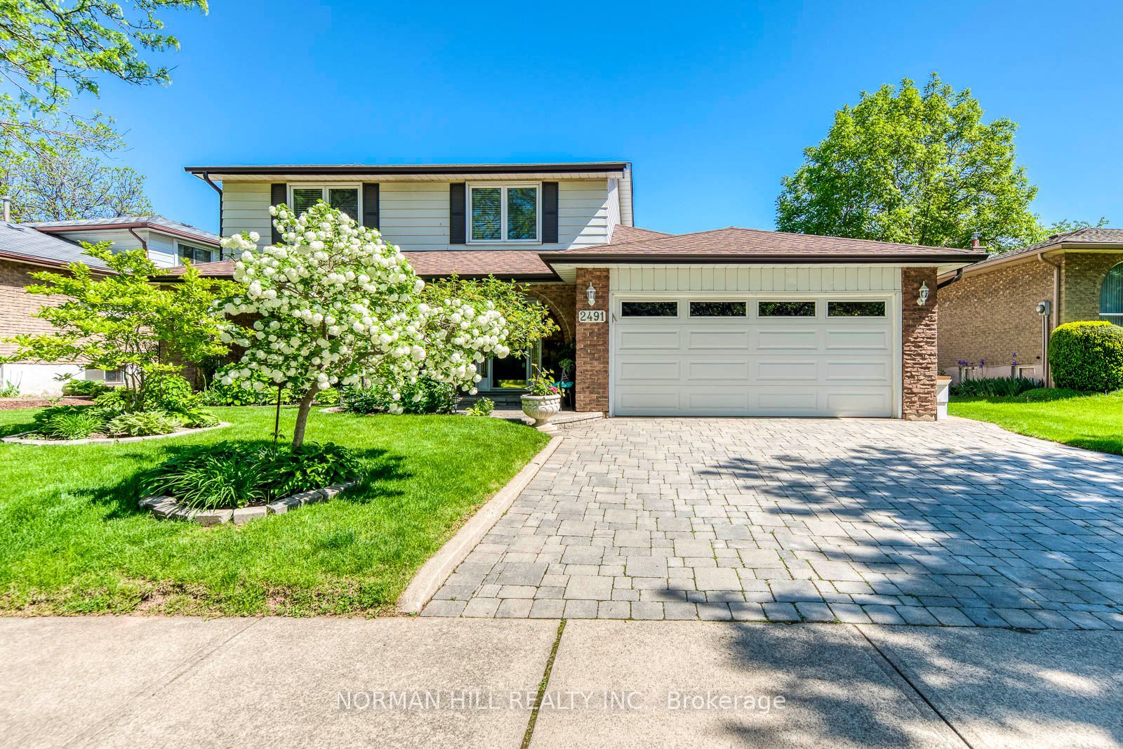 2491 Woburn Crescent Property Photo 2