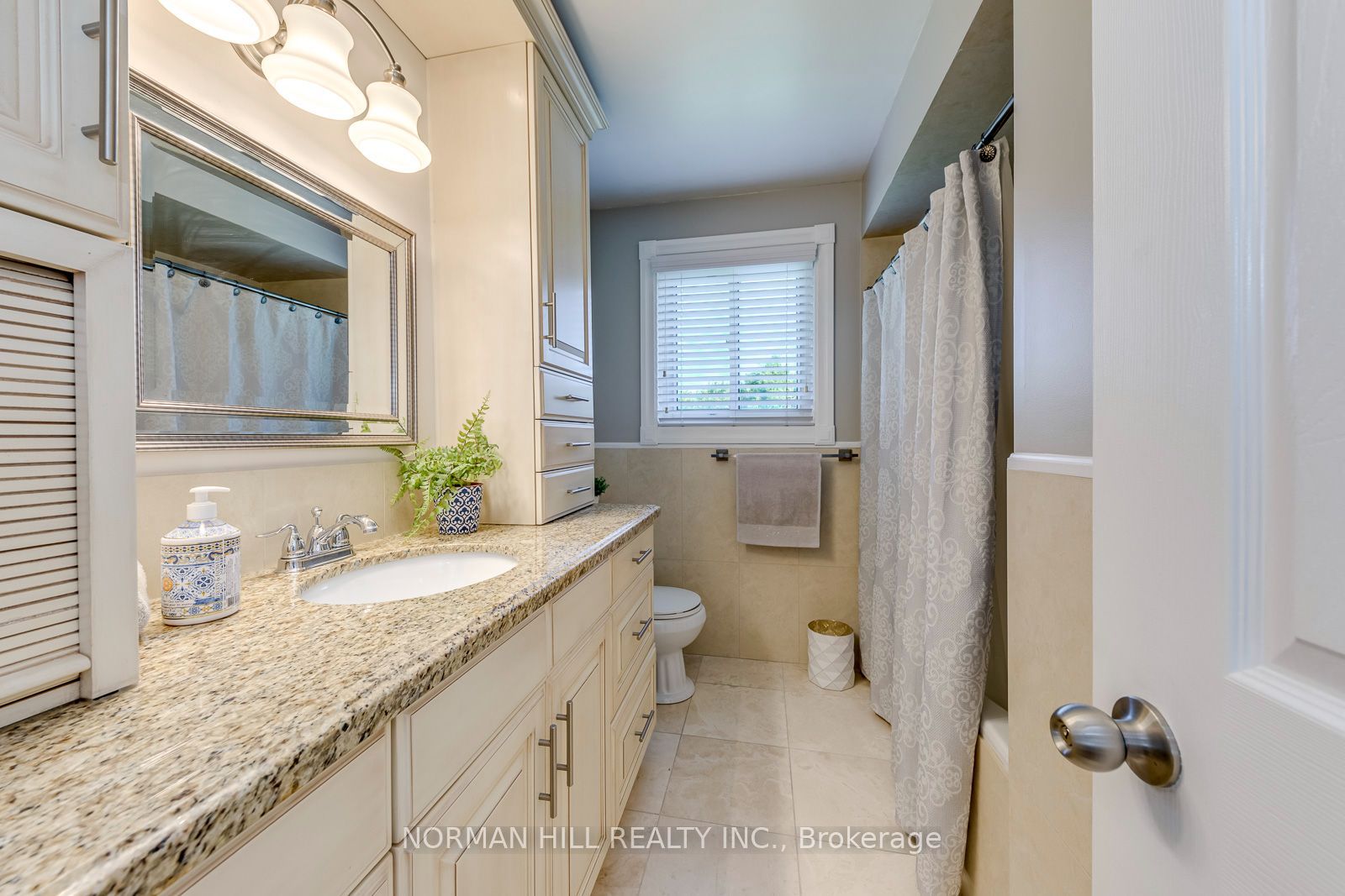 2491 Woburn Crescent Property Photo 33