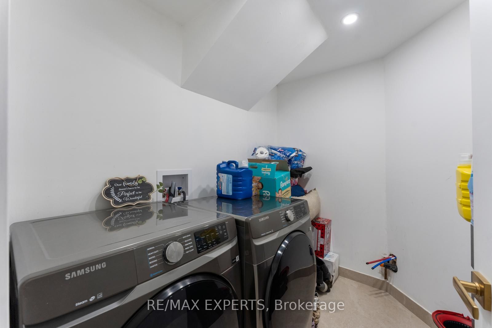 142 King Street E Property Photo 16