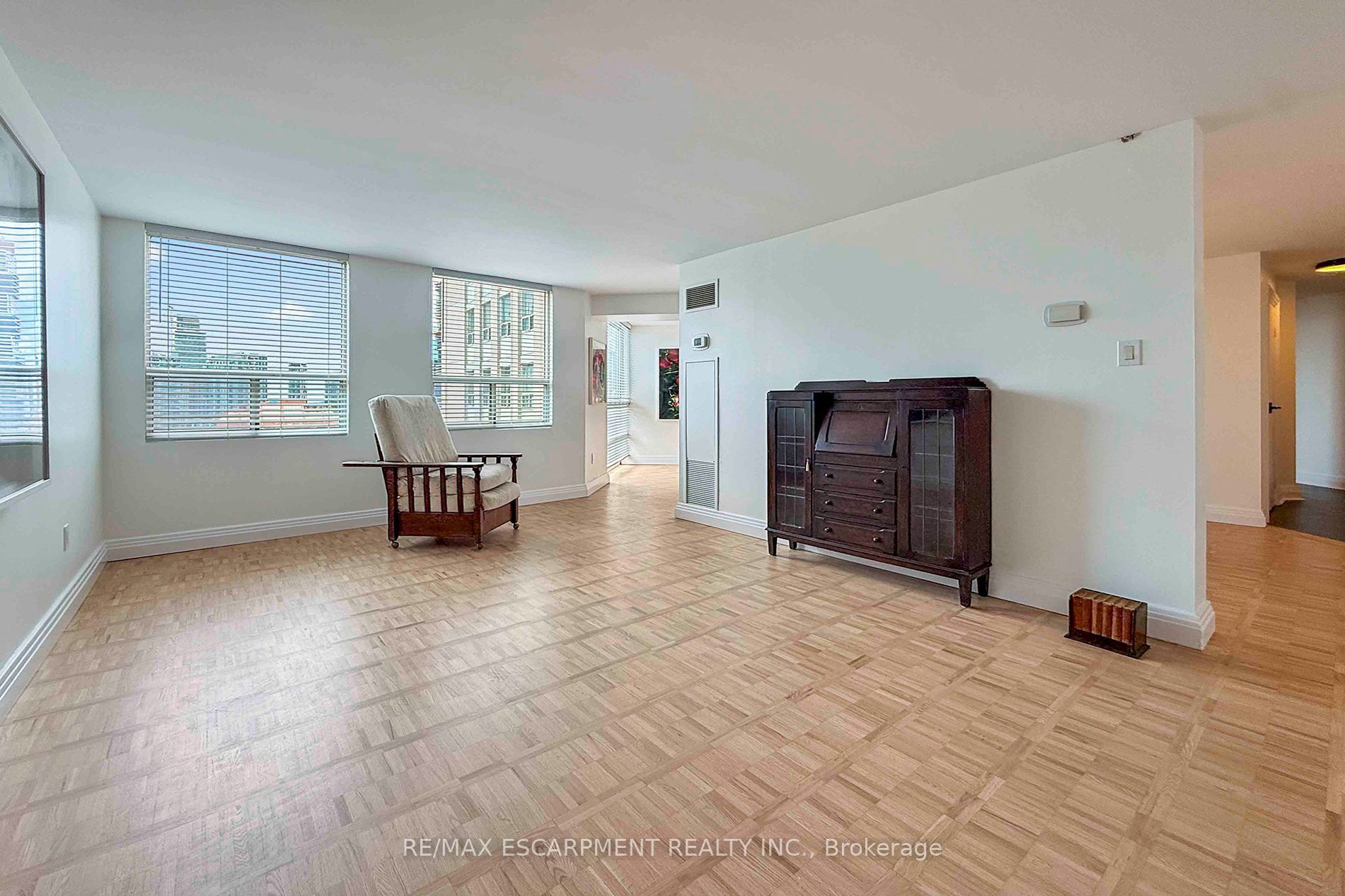 3650 Kaneff Crescent 2804 Property Photo 9