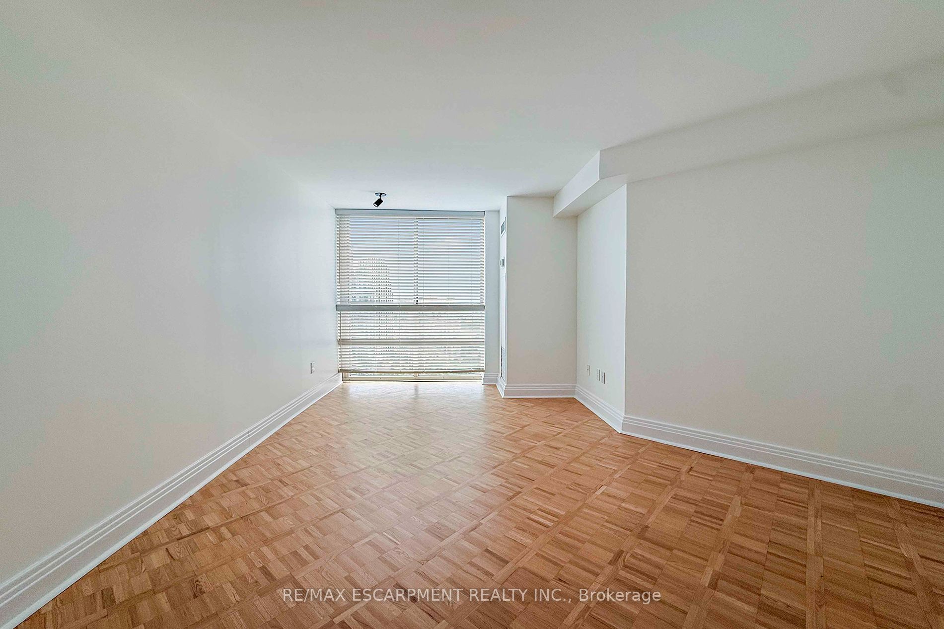 3650 Kaneff Crescent 2804 Property Photo 16