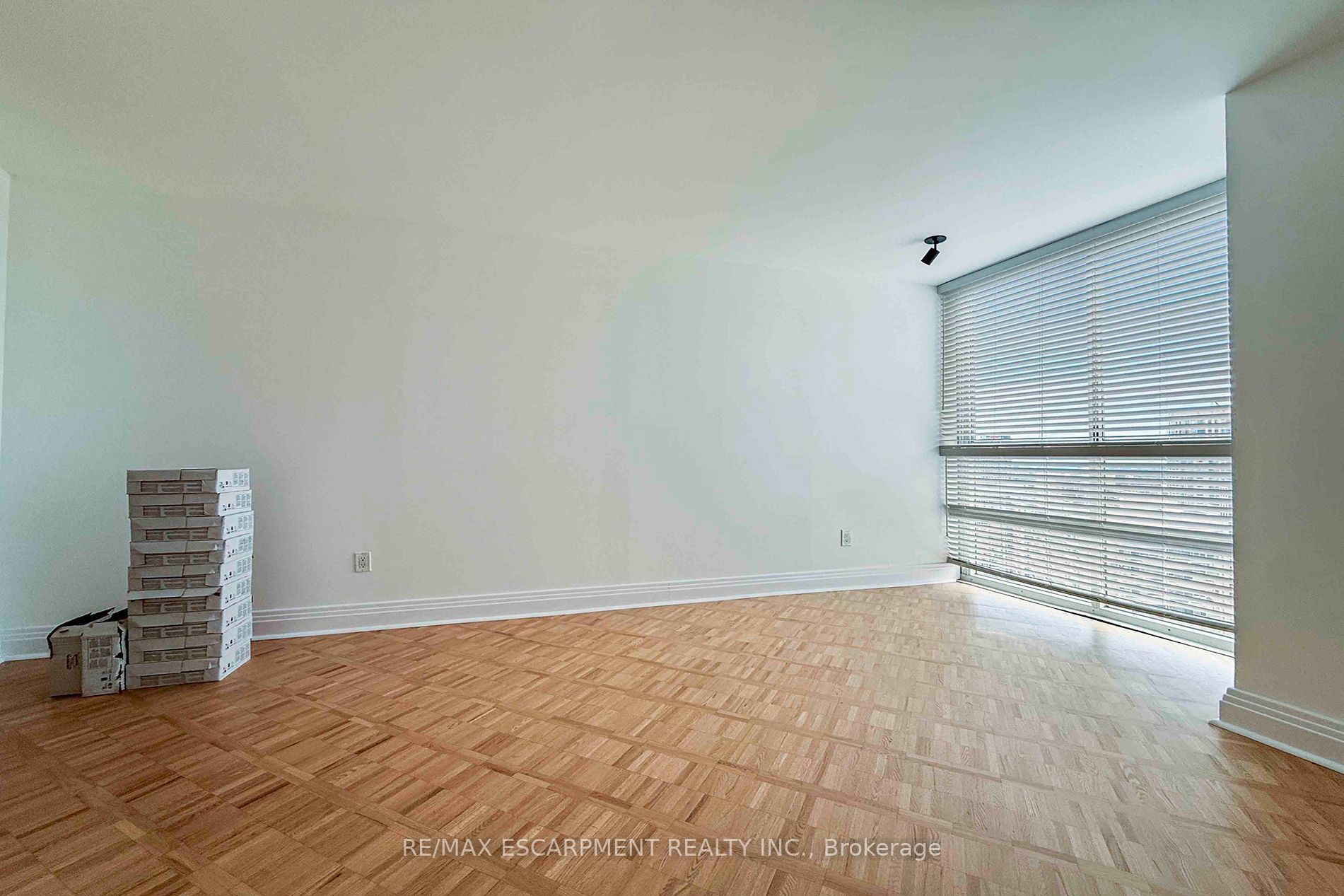 3650 Kaneff Crescent 2804 Property Photo 17