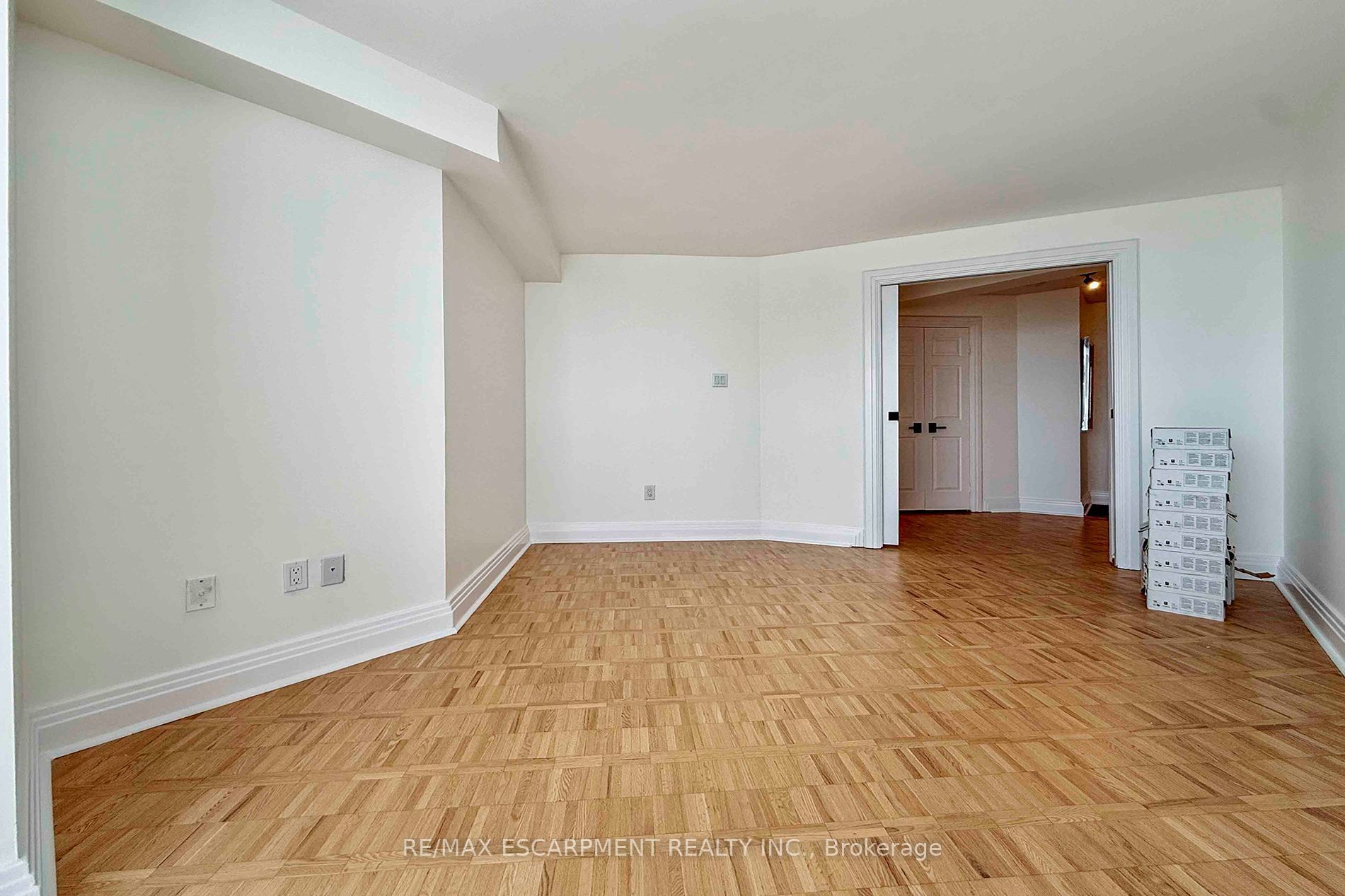 3650 Kaneff Crescent 2804 Property Photo 18