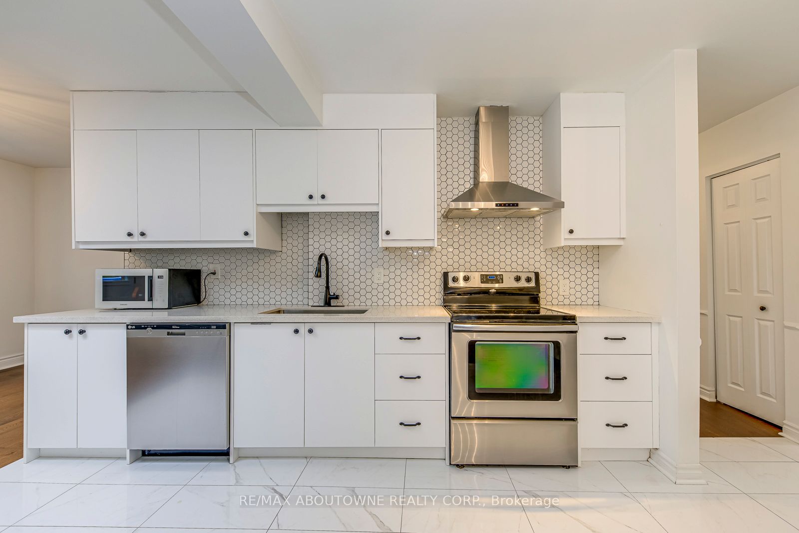 2565 Windjammer Road Property Photo 18
