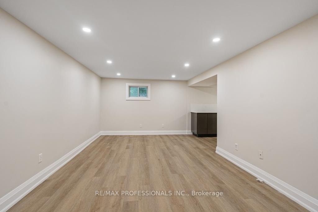 1327 Royal Drive Lower Property Photo 5