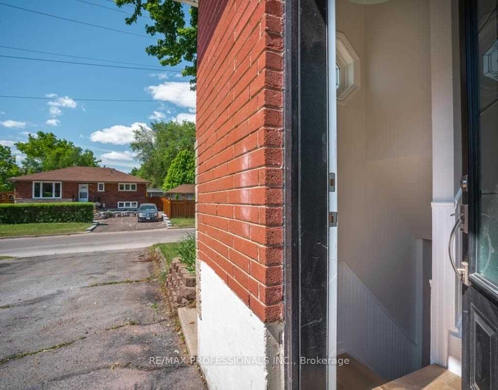 1327 Royal Drive Lower Property Photo 13