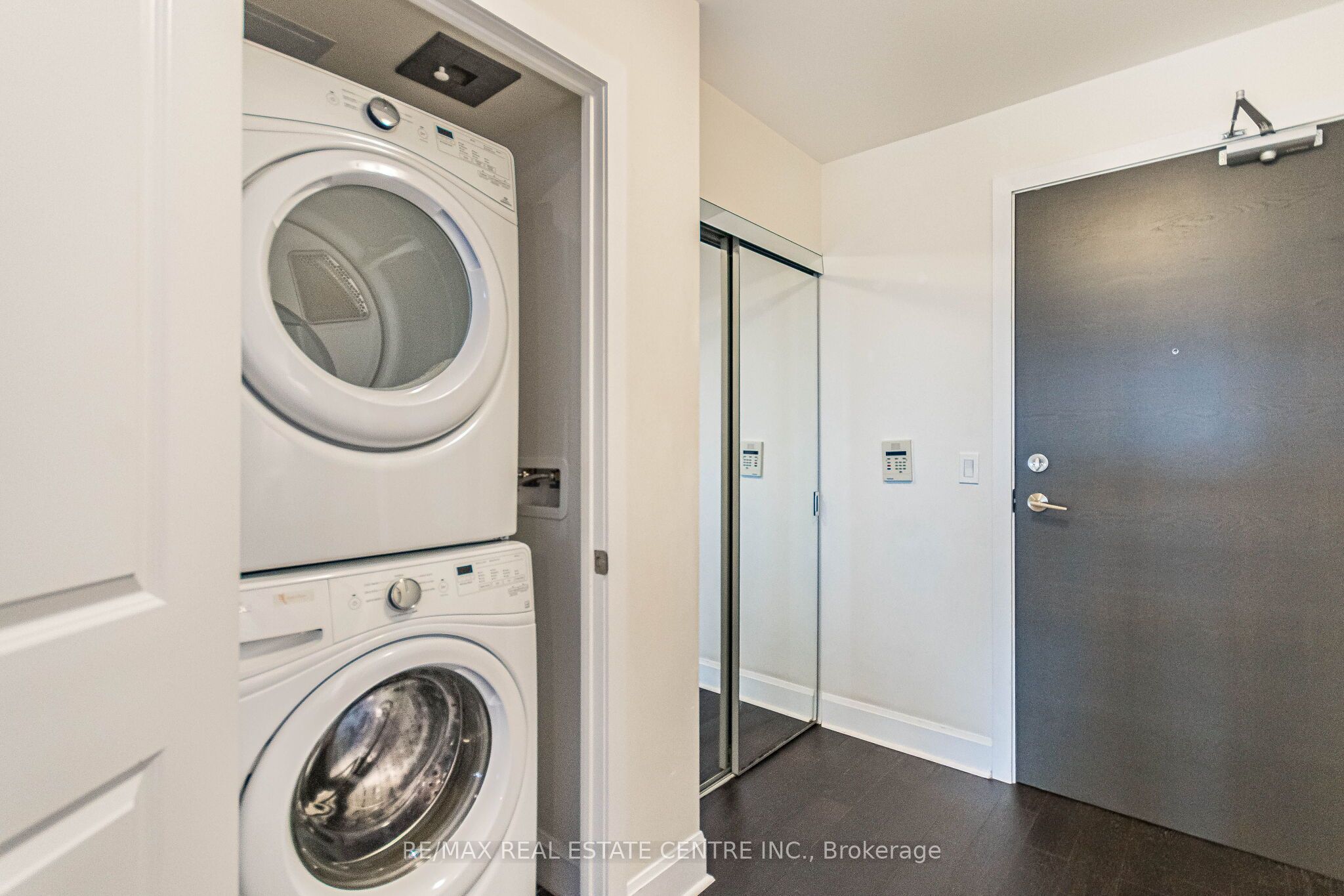 33 Shore Breeze Drive 2102 Property Photo 11