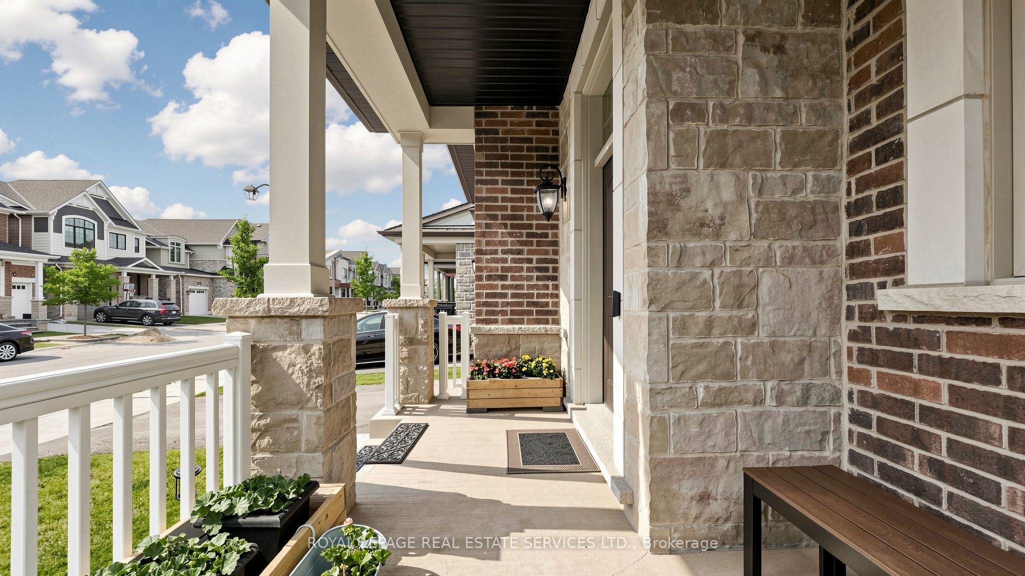 1527 Varelas Passage Property Photo 3